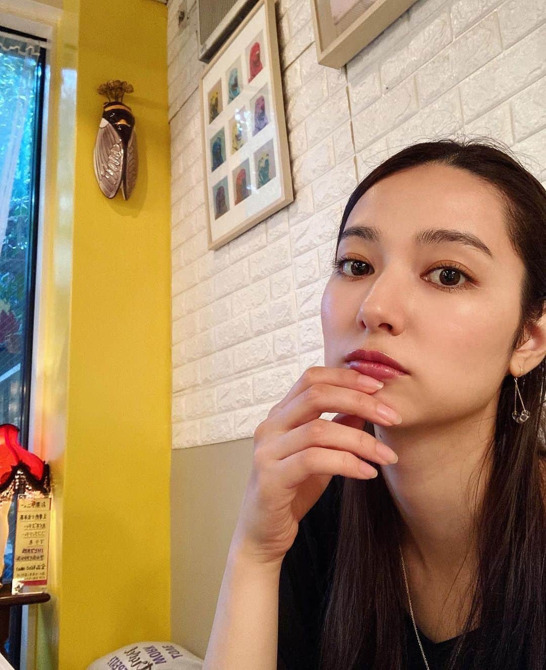 黒澤はるかのインスタグラム：「見てーーーーー！ おぉーーーーっきなセミさんがいましたけどもぉ〜！！！  大きさ伝わる？小さく見えるよね？ 私の膝下より長くて大きい感じ。伝わるかな？笑  結構な可愛いさだ…♡ ソノ　ハナタバ  ダレニ  アゲルノ？♡  ショーン・タンのセミの絵本を、 また読みたくなってきた。  思えば、 虫ってずっと苦手だと思っていたの。 今でも苦手に変わりはないんだけど 私が子供で、虫がまだ友達だった頃 素足で卵持ちの虫を踏んでしまって その罪悪感と足に残った感触がトラウマで そこからずっと苦手になってしまった。  まぁ、正しくは、てんとう虫と蝶々とカタツムリ以外は嫌いって言って生きてきた。笑　 細かいね。性格が出てるね。笑  もちろん他にも大丈夫なのは沢山いる。 見ているだけなら。 ただね、こんなに苦手なのにね 虫には本当に好かれるの。 みんな寄ってくるのよ。 人が大勢いても絶対私のところに来るの。  黒くて速い猪突猛進型は1番だめ。 これは何があろうとダメ。 もうそっち系は私すごく騒ぎわめくよ。 百年の恋も冷める声出るよ。 飛んでくるのもだめ。 絶対に近づいてはいけない人なの私。 暴れまくるから虫にとっては命取りな人間なの！ 暴れまくるから他人にとっては迷惑な人間なの！  でもね。  でもね。、奥さん…  苦手って言いながら 本当はすぅっっっごく興味があることに気づいてしまったの。  虫って本当に種類も形も色も飛び方も 鳴き方も計り知れなくて、 美しいなと思ったりもする。  透き通る薄いちぃさな羽や 光を反射する七色の甲羅 池の波紋を作る華奢な足 大きな葉の裏で身を寄せる愛らしさ 硬かったり柔らかかったり 擬態して自然と一体になる芸術力  本当に個性豊かで、精巧で、つい目で追ってしまう。 少し気持ち悪くても凄いなぁって 感動が勝ってストーカーしてしまうこともある。  ありんこのストーカーなんてお手のもの！ 常習犯だよ？法には触れてない。  結局、苦手、嫌い、と言いながら 「嫌よ嫌よも好きのうち」 にどっぷり浸かっているのかな。私は。  とにかく私に無断で近づいてくれなければ良いさ。  “私が追っても、私を追うな！” “私が寄っても、私に寄るな！”  これをね？虫たちは毎朝唱えてから行動して欲しいの。 間違っても私の許可なく飛びついたり、 ものすごい速さで私のセーフティーゾーンをぶっちぎったりさえしなければ、 双方なんと平和なことでしょう。 鳥の囀りも空高くまで響きわたることでしょう。  もうこの話そろそろ終わりたいよね？ つまりはね、結局何が言いたかったか要約するとね、  私は今カメレオンへの興味が急上昇していて、 飼いたいなぁなんて思ってしまっている。 しかし、カメレオンの餌は虫。 それも、私の言うところのそっち系。 なので、やめます！ と言う話でした。  🐝..♡きゃ」