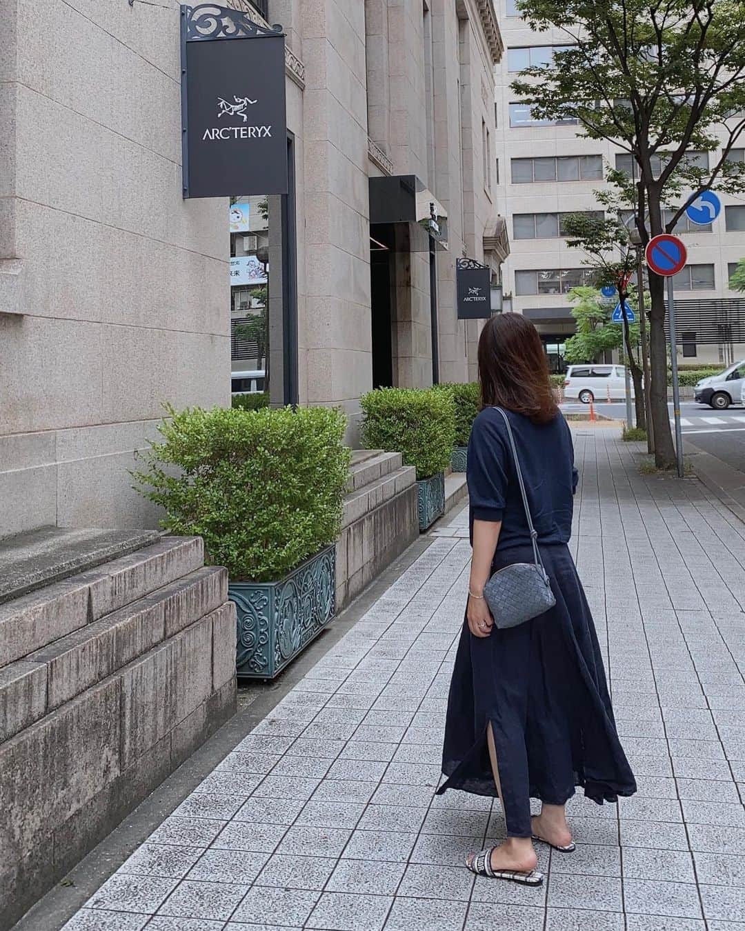 のインスタグラム：「暑いからリネンスカート☺️  久しぶりにアンセムでデザートを☺︎ チーズケーキ美味しかった♡ ほんとはフォンダンショコラ食べたかったんだけどな〜。完売してた😢  tops #iena  skirt #plage shoes #dior  bag #bottegaveneta」