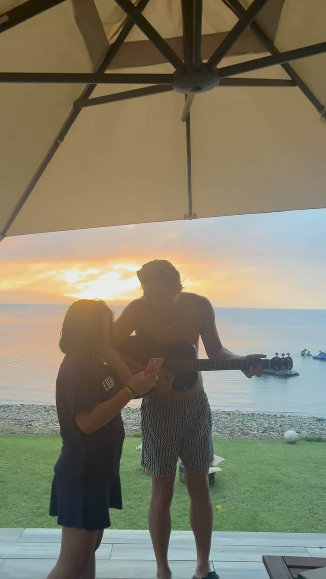 SHOKICHIのインスタグラム：「夕陽の照明と風を浴び、虫達のオーケストラと少女と奏でた真夏の1ページ😌 世界がピースで溢れますように🕊️🌏」