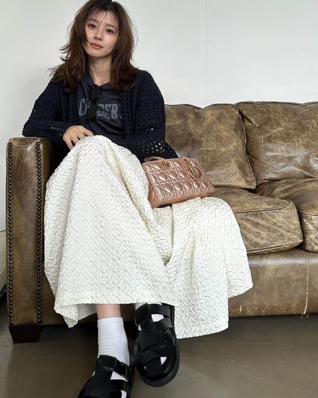 朝比奈彩さんのインスタグラム写真 - (朝比奈彩Instagram)「. 今日の私服🩷 . カジュアルな中に甘さがある、 コーディネートにしました☺️ . @dior のバックをポイントにしたよ！🫶 . 今日の撮影も楽しく終えました！♥️ . .」8月10日 17時39分 - asahina_aya
