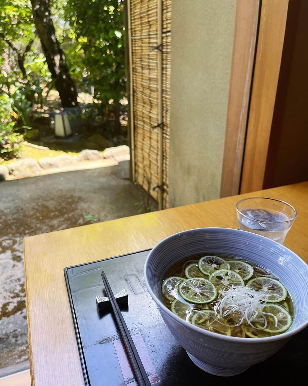 江本るり恵さんのインスタグラム写真 - (江本るり恵Instagram)「しーちゃんとお蕎麦〜 下北にこんな素敵なお蕎麦屋さんあるなんて🥹🩵」8月10日 17時52分 - emotorurie