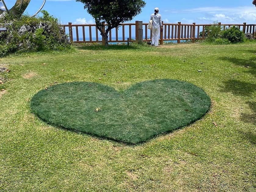 おきなわLikesさんのインスタグラム写真 - (おきなわLikesInstagram)「💗今日は8/10で #ハートの日 💗 ⁡ ということで、、 県内でみつけたハート♡たちをあつめてみました。 みつけるとついつい写真とっちゃいますよね〜 さあこれはどこのハートでしょうか？🔍 答えは下につづくよ〜↓↓ ⁡ ちなみによく調べてみると、心臓を思いやり こころとからだの健康について考える日で ハートの日としているそうです🤔 ⁡ 台風もやっと過ぎたので、ハートを探しながら お散歩したりからだを動かしにでも行こうかな！ ⁡ ↓↓↓答え↓↓↓ １枚目♡#古宇利島ハートロック  ２枚目♡#ゆいレール おもろまち駅 ㊗️今日から3両編成の #ゆいレール 開業20周年おめでとう🥳🎉 ３枚目♡#南城市 #知念岬  ４枚目♡#恩納村 #アポガマ  ５枚目♡#北谷 #アメリカンビレッジ  ６枚目♡#宮古島 #ドイツ村 #ハート岩  ⁡ もっとたくさんあるはず！みてみたい😍 みなさんの知ってるハートも返信やメンションで ぜひ教えてください💌 ⁡ あ、おきなわLikesのハート♡も押してね❣️  ✜ 𖣯 ✜ 𖣯 ✜ 𖣯 ✜ 𖣯 ✜ 𖣯 ✜ 𖣯 ✜ 𖣯 ✜ 𖣯 ✜ 𖣯 ✜ 𖣯 ✜  沖縄のこと、「ちょっと好き」から「もっと好き」に。  フォローしてね🌺 @okinawa_likes  ✜ 𖣯 ✜ 𖣯 ✜ 𖣯 ✜ 𖣯 ✜ 𖣯 ✜ 𖣯 ✜ 𖣯 ✜ 𖣯 ✜ 𖣯 ✜ 𖣯 ✜  #おきなわlikes #沖縄 #沖縄旅行 #沖縄観光 #沖縄好きな人と繋がりたい #okinawa  #沖縄都市モノレール  #モノレール #電車好き #周年  @okinawa_monorail_official さん　いつもありがとう😊❤️」8月10日 17時45分 - okinawa_likes