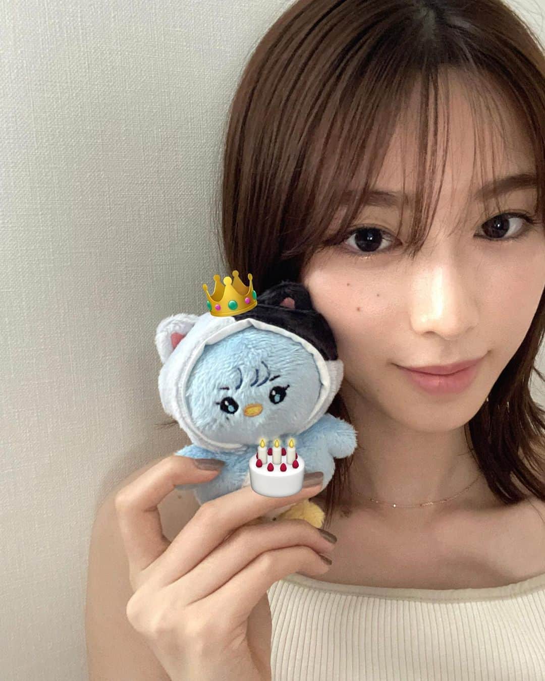 のインスタグラム：「🎂 わたくしごとですが、本日25歳になりました！ 今日は2つの現場でもお祝いして頂きました。事務所にお手紙やお花、素敵な贈り物を送って下さった皆様、本当に本当にありがとうございます😭 皆さんから頂く暖かいメッセージがとってもありがたくて、毎年この日を迎えられて嬉しく思います。 今後ともどうぞ宜しくお願い致します。  私と似たぬいぐるみと一緒に📸 作って下さったらしいです。可愛い🥰」