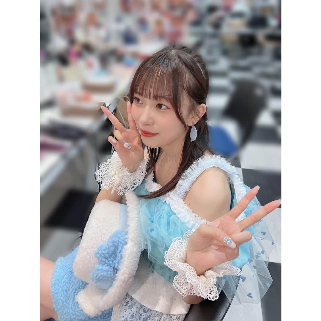 栗山梨奈のインスタグラム：「帽子つける前ver🤍🩵  #アイドル#衣装#おnewの上履き」