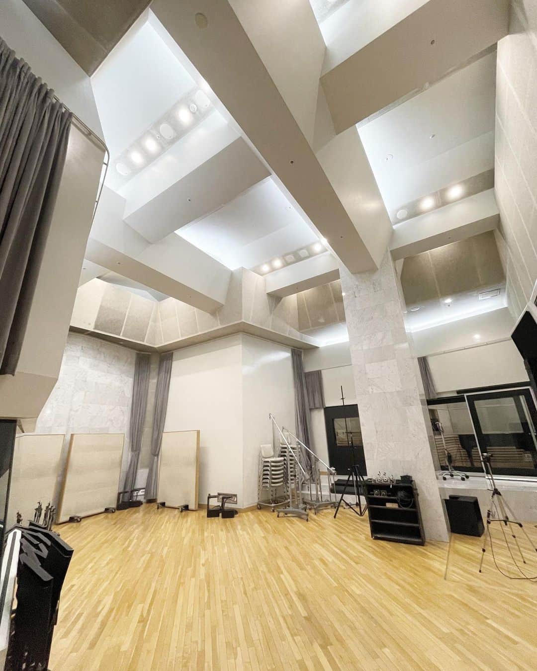 蜷川べにのインスタグラム：「さて本日はFM大阪『和楽器バンド 蜷川べにのeasy going～和の響き』の収録。 和楽器バンドから箏のいぶくろ きよぴーに来てもらいました。 普段あんまり話さない箏の特製や楽器についての深堀りだったり、ライブの話だったり。。 お楽しみにです！！」