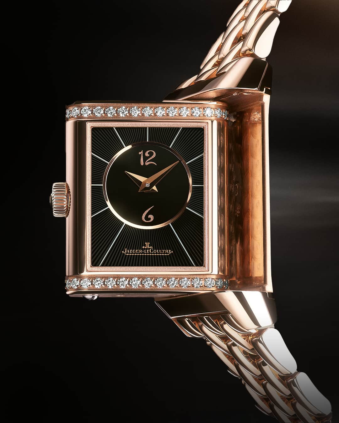 ジャガールクルトのインスタグラム：「Watchmaking femininity. #Reverso _ Reverso Classic Duetto Designed, made and assembled in our Manufacture _ The Reverso Classic Duetto offers two faces provided by two back-to-back dials. Featuring the original three-lined gadroons and 12 Arabic numerals, two-tone finished dials, and sword hands, the Reverso Duetto offers a timeless and feminine design.�_ #JaegerLeCoultre #Reverso #TheWatchmakerOfWatchmakers」