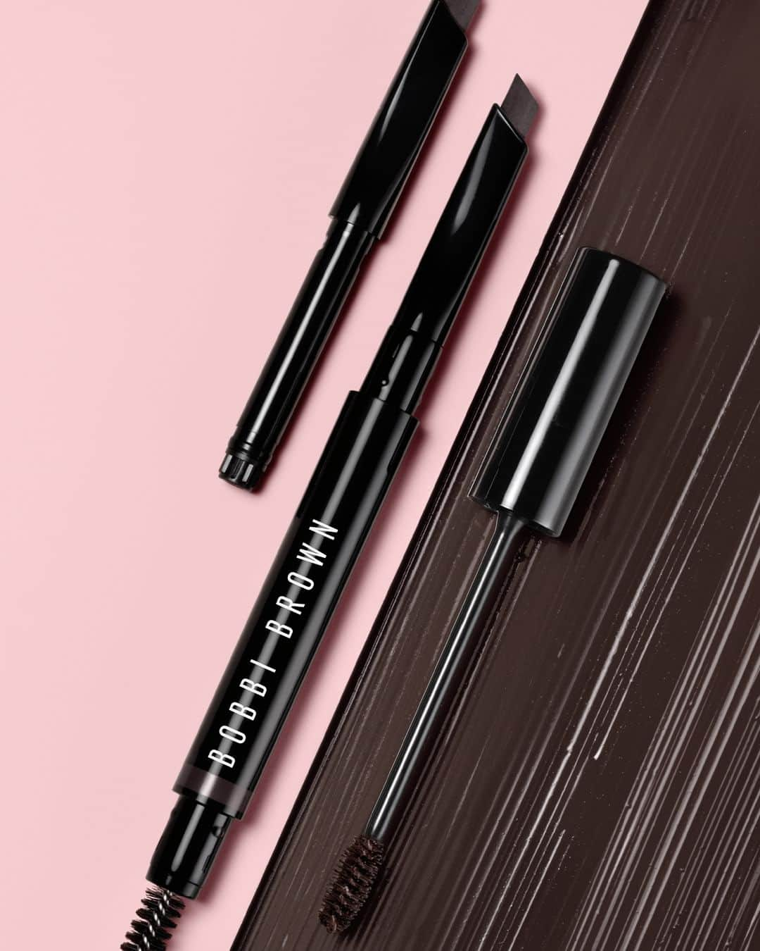 ボビイ・ブラウンさんのインスタグラム写真 - (ボビイ・ブラウンInstagram)「【チャネル限定発売】BEST IN BROW SET - なぎなたカットが人気のアイ ブローペンシルがお得なセットで登場！ロングウェア ブロー ペンシル本体にレフィルもイン、合わせて使える眉毛をナチュラルに美しく整えセットするブロー シェイパーも入って、このセットで顔の印象を左右する眉毛が簡単に美しく叶います✨  《 #ベストインブローセット 2種 #マホガニー #エスプレッソ》 ✓2023年8月10日(木)公式オンラインショップ、一部店舗限定発売  #LongWearBrowPencil #BOBBIBROWN #ボビイブラウン #ロングウェアブローペンシル #ナチュラルブローシェイパー #ブローペンシル #ブロー #眉 #眉メイク #ブローメイク #アイメイク #ロングウェア #ウォータープルーフ #ロングウェア #落ちないメイク #ボビイブラウン眉」8月10日 18時00分 - bobbibrownjapan