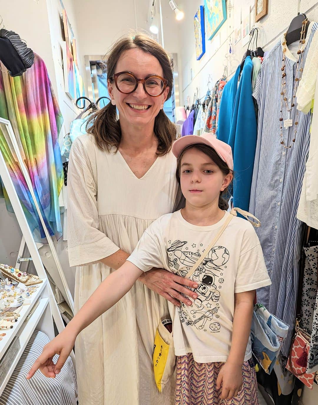 平井富子のインスタグラム：「Beauty family appearance！  GermanyからReginaさん、可愛いMilaちゃんファミリーがご来店。  日本は初めて。 ドイツと聞くと、仕事で3回行ったのでとても親近感が、、  日本の柴田さんトートバッグを気に入って頂きました。柴犬、可愛い〜  日本の観光を楽しんでください〜」