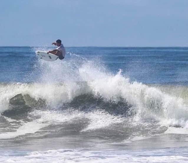 金尾玲生のインスタグラム：「.  Typhoon sesh🌪️🌪️🌪️ PC @colors_magazine   毎日波があり、最高ですが被害がでてる地域があるようです…  各地被害が最小限で収まり、みんなが無事でありますよーに。」