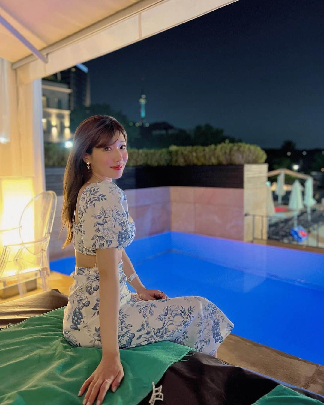 滝沢結貴さんのインスタグラム写真 - (滝沢結貴Instagram)「🩵Banyan Tree Seoul ⁡ 先日、都会の中のリゾート🏝️ バンヤンツリーソウルへご招待頂き🇰🇷 みさとちゃんとステイをさせて頂きました✨ ⁡ ソウルの街中からすごく近いのに、自然がいっぱいな立地で、一気に非日常感を味わえます。 思わずここは、ハワイ？バリ？と勘違いしてしまうほど。 ⁡ お部屋の中には、なんと！大きなプールがあり、スーパーラグジュアリーな創り。 ソウルのシンボル南山タワーも見えて、昼間は美しく、夜は幻想的でした。 ⁡ 夏の間オープンしているプールでは、カバナを予約していただき、夏気分をエンジョイ。 週末はパーティーで盛り上がるみたい🩷(冬はスケートリンクになるそうです。)  ⁡ ⁡ NY-東京-ソウル-東京-パリ-東京-ソウル出張と🤣 この数ヶ月バタバタで休めていなかったので、とても癒されたひと時になりました。 ⁡ Thank you for having us @banyantree_seoul 🩵  Thank you always  @misato_ichiki 🩷 ⁡ #bayantreeseoul #ソウル #韓国 #韓国旅行 #韓国ホテル」8月10日 17時53分 - yuntokyo