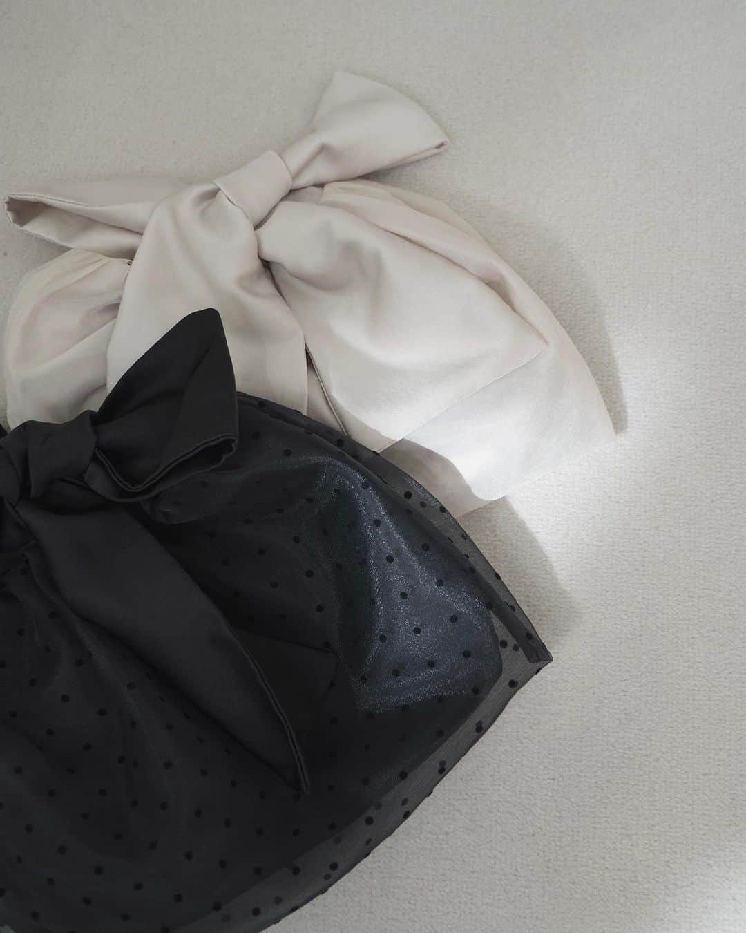kaene －カエン－さんのインスタグラム写真 - (kaene －カエン－Instagram)「- re stock -  ▪︎Organdy 2-way ribbon bag  オーガンジー2wayリボンバッグ / No.040073 ▪︎color : beige / black / black dot ▪︎size : Free  サテン素材にオーガンジーをふんわりと重ねた、エアリー感のあるオケージョンバッグ。  リボンの結び方によって、ショルダーまたはハンドバッグの持ち方が出来る仕様となっており、印象を変えられます。  長財布やご祝儀袋も収まるサイズ感。 結婚式などのパーティーシーンはもちろん、日常使いも◎  軽い素材なので、バッグインバッグとしての利用も可能です。  #kaene #bag  #お呼ばれコーデ  #結婚式コーデ」8月10日 17時53分 - kaene_official