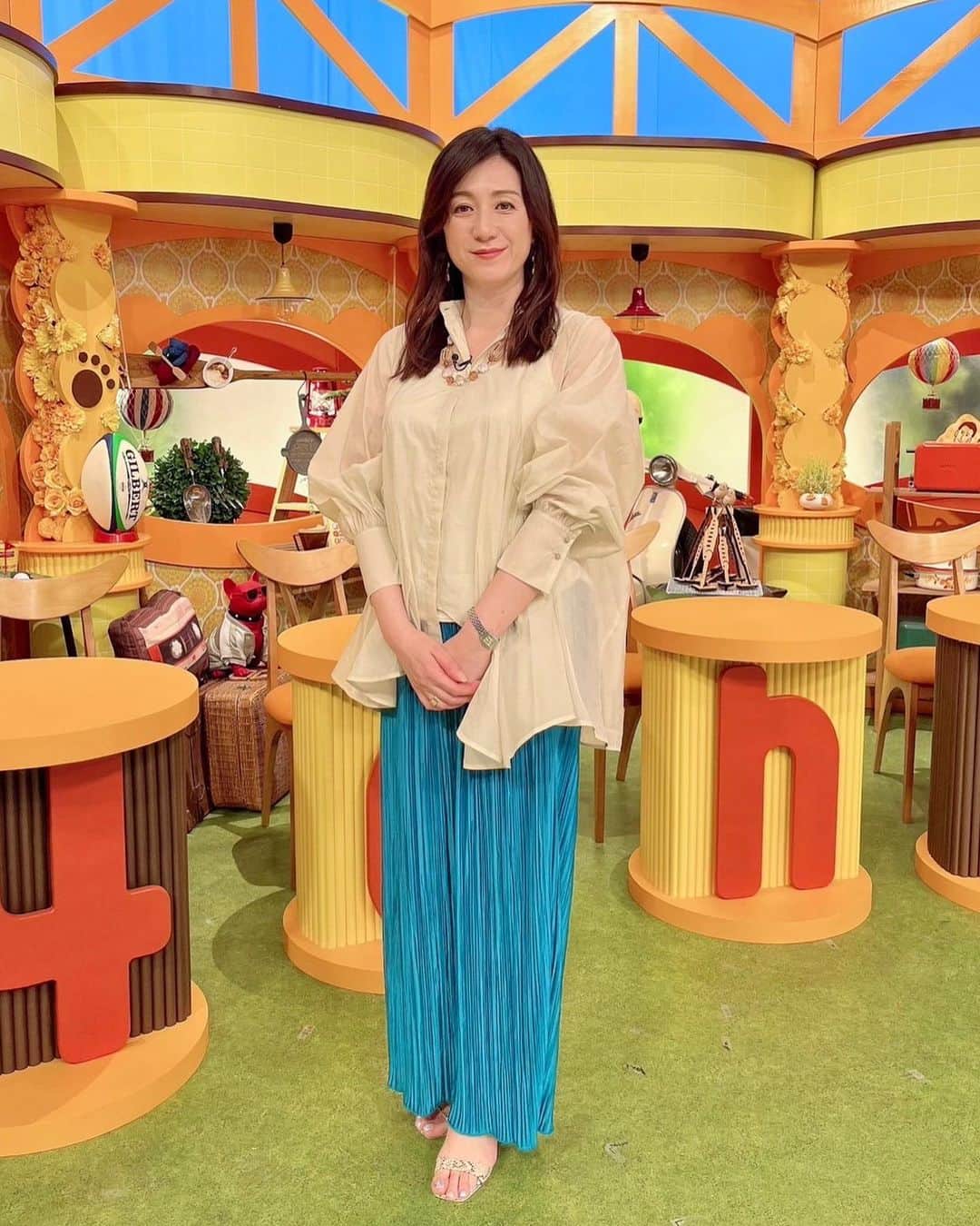 野々村友紀子のインスタグラム：「明日は大阪！ 夕方から【よんチャンTV】見てくださいね。  写真は前回出演時のお洋服👗  ブラウス @dresslaveofficial ネックレス @abiste_official  らいよんチャンとも仲良しですよ。 3枚目はお顔が大きいらいよんチャンに圧迫されています😆  青チェックのワンピは  @lephil_official  のもの👗」