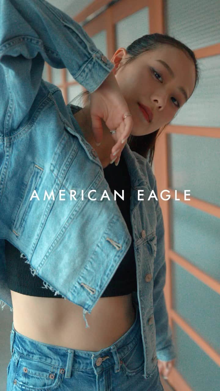 アメリカンイーグルのインスタグラム：「【#AEJeans で不可能を可能に💃】  ダンスとダンサーの可能性を広げるべく、常に見ぬ景色を求め挑戦を続けるMiyu @miyudance_   国内外のバトルで多数のタイトルを持ち、2017年には世界チャンピオンにも輝いたダンサー🌟　　　　　　　　　　　　　　　  ファッション性の高いアメリカンイーグル @americaneaglejp の最新秋コレクションと、 柔軟性が高く、超ソフトで快適な #AEJeans のおかげで、得意のステップを存分に披露することができる。  #アメリカンイーグル #americaneaglejp #AEJeans #踊れるジーンズ #秋コレクション #HereandNow」