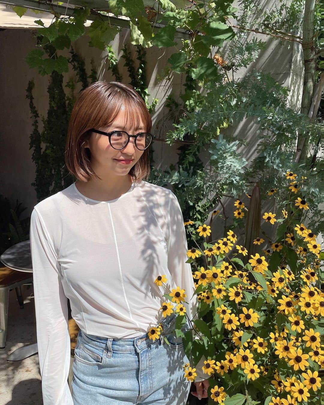 浜崎香帆のインスタグラム：「-----  カフェのテラスに綺麗な黄色い花が咲いてたよ🌼  あ、 冷やし中華食べたくなってきた。 …今年まだ食べてないや。 みんなが夏食べたくなる物ってなーに？  #カフェ巡り  #都内カフェ #東京カフェ  #お花 #夏  #冷やし中華 はじめてません」