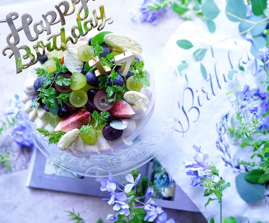 kyoko.✼のインスタグラム：「𖡼.𖤣𖥧𖡼.𖤣𖥧⚘ あっという間に、息子の誕生日きたる🎂 今年はオープンキャンパスに行ったり、なにかとバタバタしていたので、ノープラン… 糸島で、ぶどうや無花果を買ってきたので、モリモリデコレーション。 （あんた…また切りにくいやつを…） 中はおいしい国産フルーツ缶（桃、りんご、パイナップル）を挟んだよ。 夏のケーキは難しいネ。 そして飾りに使うセルフィーユ…🌿 私のミスで、家にわっさわさ。こんなにいらないよ！（笑） というわけで、無駄にわさわさ飾ってるよ… ヒラヒラ絞りにしようと思ったけど、途中で心折れて、丸口金に。 ⁡ 昨日は台風の影響で雨風強かったので、お昼で帰らせてもらって。 風がびゅーびゅー吹く縁側で撮影したら…（窓閉めて！） せっかくのセルフィーユが…めちゃ飛んでる…！！(ﾟﾛﾟ)！ (3枚目) #間違い探し もう、やっぱり庭のミントでよかったやん！（笑） ⁡ 昨日は、おやつにドーナツを揚げて…🍩 そのあとトンカツ揚げて…🐽 〆のケーキ。胸やけ（笑） ⁡ あと1年で成人（20歳でいいのにねえ）なんて信じられない… 笑顔で充実した1年になりますように。 -` ̗ *.𝕙𝕒𝕡𝕡𝕪 𝔹𝕚𝕣𝕥𝕙𝕕𝕒𝕪.* ̖́-」