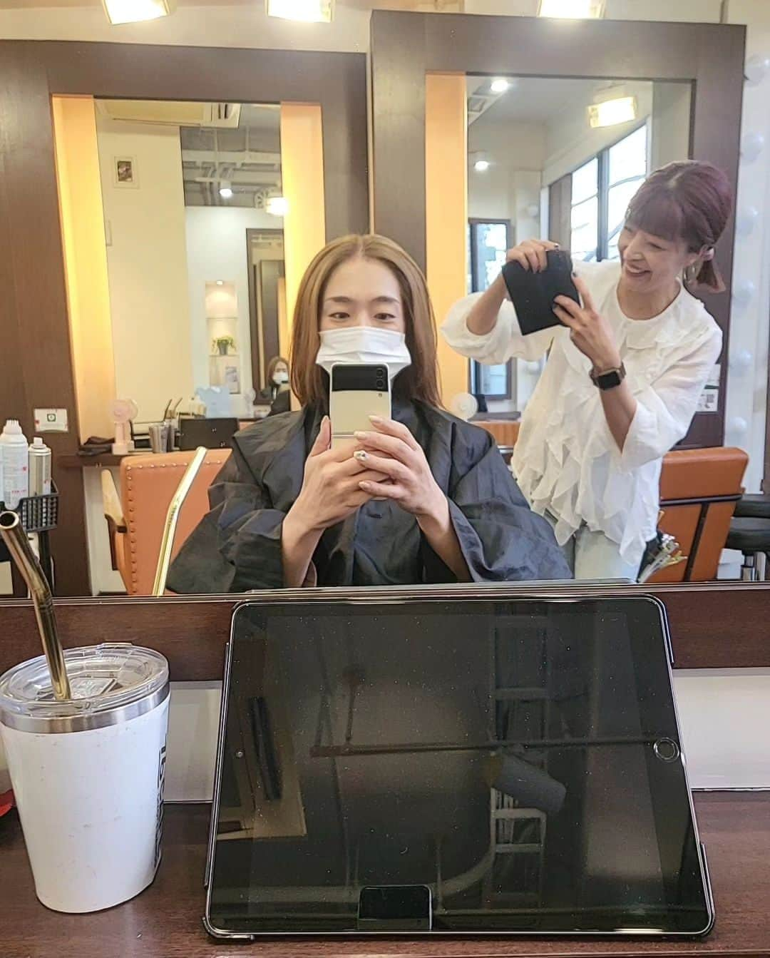 芽夢ちさとのインスタグラム：「やっとこちらも～😆💕✨  髪の毛切ってカラー💇‍♀️してもらってきました～😊✨ 私を撮ってる五味さんをパシャリ😁🤳  体調のせいか、疲れのせいか… メチャクチャ痛かったぁ〰️〰️😭😭😭  そして！！！！！  やっぱり想像していたのですが…  あいつもおりました…  円形脱毛症〰️〰️〰️〰️😭😭😭 多分出来るだろうな〰️〰️って思ってました😂😂😂 発表会の準備に入ってから本当に色々あったので😅💦 何なら、よくここまで来れたなと言う感じでしようか🤣  周りの方に支えて頂きながら、今回は何度挫けそうになったかわからないくらい挫け、家でボーッとする時間が増え(笑)  でも、これからは楽しもうと思います😆💕✨  舞台を作り上げると言うのは本当に大変💦 １から百まで殆ど１人で進めていかなくてはいけません。。 照明✨音響🎶セットリスト🎼お衣装👗プログラム作成☘️振付🎶演出🎶指導🎶レッスン🎶 ホールを決める、業者さんを決める、先生方にお願いする、ここからスタートして打ち合わせを重ね、契約をして！！！！！ 業者さん、先生方、生徒さん達への連絡事項のやりとり  今迄の舞台人生に対してスタッフさん達への感謝の気持ちしか生まれません！！！！！  用意されている中にレッスンして、ただいさせて頂ける有り難さ！！！！！ こんなに大変なのに、私達演者に本当に気を使って下さいます！！！！！  感謝しかない〰️〰️〰️〰️😭😭😭✨✨💕💕  この気持ちを大切にしながら、私も楽しみながら本番を迎えられたら良いなと思います🎶  先ずは体調も万全に！！！！！  そして、台風🍃🌀☔来ないで〰️〰️😭😭😭  さて！！！！！ レッスンに行ってきます👋😃  #美容院 #カット #カラー #NALU #五味さん #いつもありがとうございます❤️ #花の道バレエスクール #押上 #SORAスタジオ #太田プロダクション #奈良市観光大使 #芽夢ちさと」