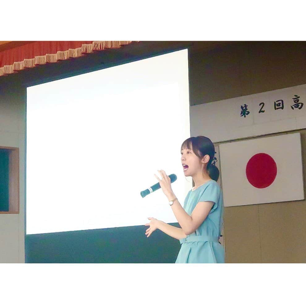 鳥越佳那さんのインスタグラム写真 - (鳥越佳那Instagram)「【高齢者大学での講演🎤⑤】  先日、大姶良地区の学習センターにて 歌わせていただき ・・・ではなく！ 講演させていただきました！！ の１枚です(写真2枚目)🤭🎤  今回お声がけいただいたのは 【鹿屋市(かのや)大姶良地区】🌱  〜〜〜〜〜〜〜〜〜〜 畑が広がる地域で、 この時季は走っても走ってもお芋畑🍠♡ 芋好きの私にとってパワースポットです❣️ 〜〜〜〜〜〜〜〜〜〜  70代～90代の約50人の参加者のみなさんに 現在の活動内容をお伝えしたり 発声練習をしたり... 楽しい時間を過ごさせていただきました😊  印象的だったのは みなさんの\\やる気🔥//  開始“1時間半前”に来た方もいらっしゃったとか👀💡 さらに、寝る方もいなくてビックリ🤣！  誰が一番長く声を出せるかの競争では 最後まで残った方は40秒‼︎  全力で臨んでくださり いくつになっても学ぼうという姿勢が格好良く 感激しました😌✨  休憩時間に世間話にも入れてくださった温かい大姶良のみなさん❣️ありがとうございました✨ . . #鹿児島県 #大隅半島 #鹿屋市 #鹿屋 #かのや  #さつまいも #さつまいも畑  #大姶良 #講演会 #発声練習  #地域おこし協力隊 #かのやPRレポーター  #さつまいもアナウンサー . . 〜〜〜〜〜〜〜〜〜〜 \\おいものまちかのやの魅力を発信// YouTube『かないも日和』は @kana_torigoe プロフィールから🐥💕 チャンネル登録＆高評価よろしくお願いします☺️ 〜〜〜〜〜〜〜〜〜〜」8月10日 17時58分 - kana_torigoe