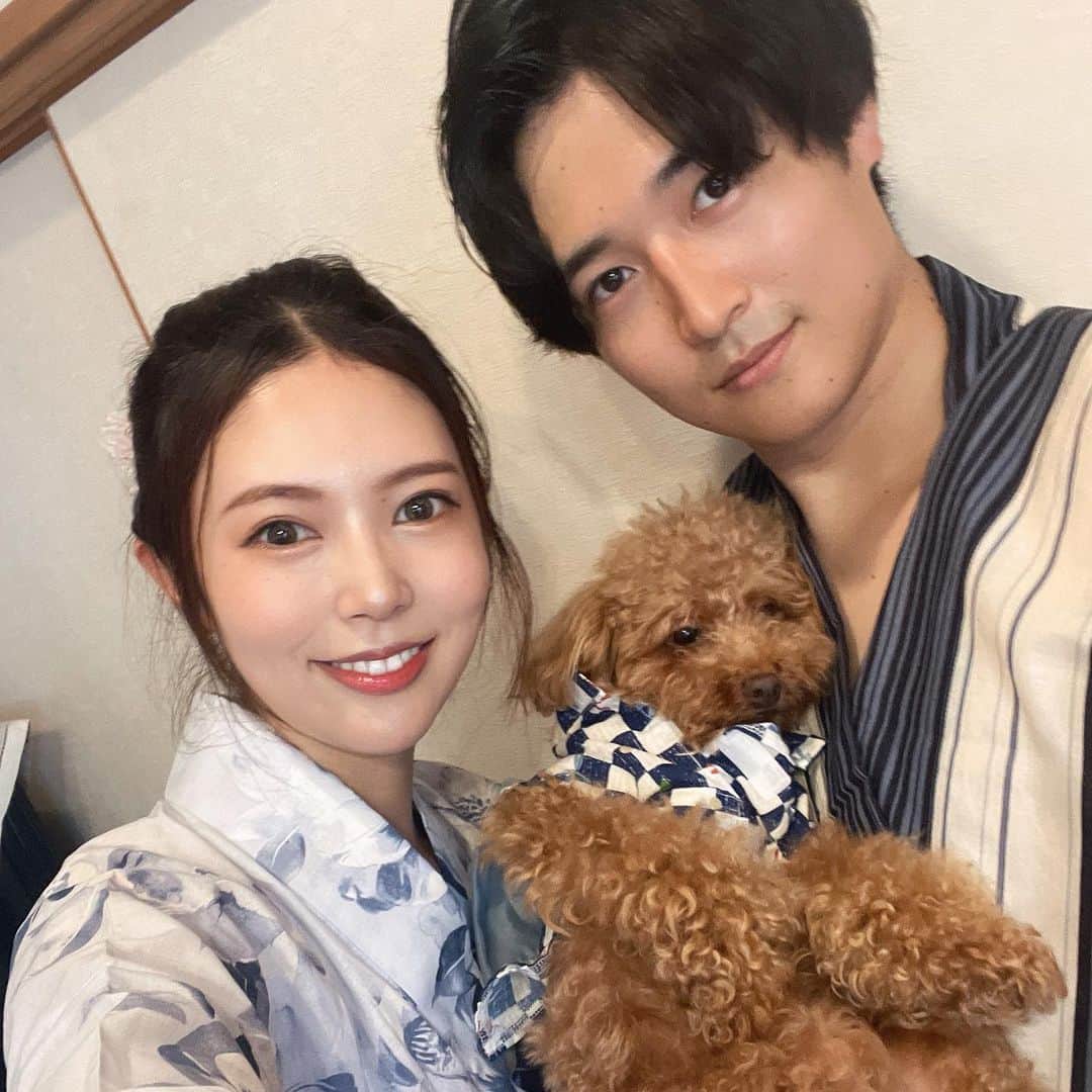 白川理桜さんのインスタグラム写真 - (白川理桜Instagram)「#岡崎の大花火 見てきました！！✨️ 岡崎城下家康公夏祭り第75回花火大会 歴史ある、そして今アツい岡崎に！！🔥 花火はもちろん地元らしい仕掛け花火は 職人さんの技術が見られて面白かった！ ドラゴンハイウェイさんの演目が個人的に優勝で ラストの音楽に合わせた大花火も最高で 岡崎という地の歴史に思いを馳せて涙が出ました🥲 もっと岡崎観光したかった！また岡崎行きます！ そしてもっと全国の花火大会行きたいなぁー！ ⁡オススメあったらぜひ教えてください！✨️  そして！現場で白井さんにお会いできて✨️ ラジオ好きとしてめちゃくちゃ嬉しかったです🥰 名古屋在住のラジオ好き母も大興奮してました！ 花火上がってるのにお話してても聞き取れるいいお声で尊敬です✨️ ⁡ 実家の愛犬と弟と揃ったコーデ出来て嬉しかった💙 ※愛犬は花火大会には行かずお留守番でした🐶 ⁡ #花火 #花火大会 #岡崎 #okazaki #fireworks  #岡崎花火大会 #岡崎花火大会2023 #浴衣 #zipfm #japaneseyukata #yukata」8月10日 18時09分 - srkwrio