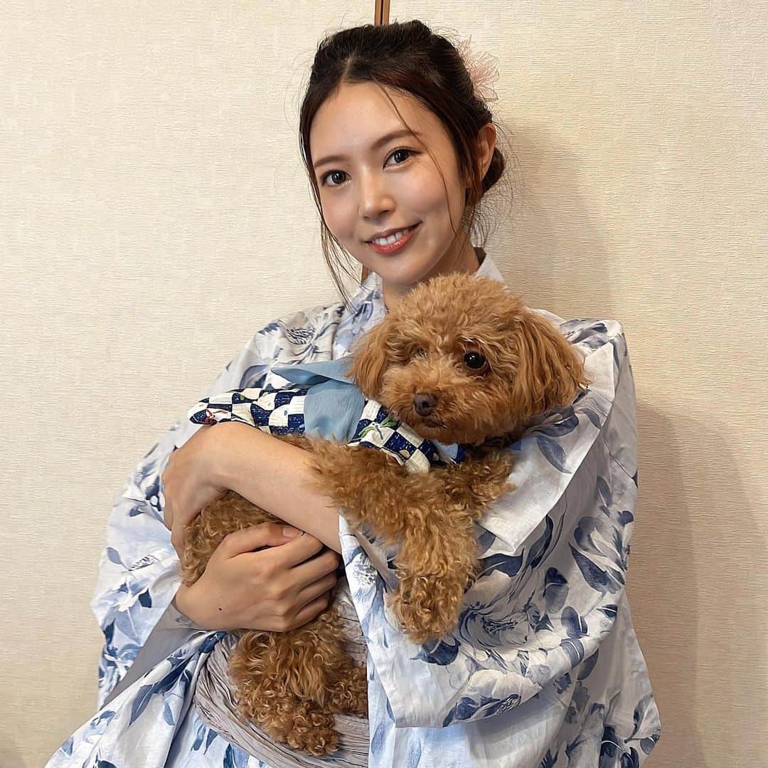白川理桜さんのインスタグラム写真 - (白川理桜Instagram)「#岡崎の大花火 見てきました！！✨️ 岡崎城下家康公夏祭り第75回花火大会 歴史ある、そして今アツい岡崎に！！🔥 花火はもちろん地元らしい仕掛け花火は 職人さんの技術が見られて面白かった！ ドラゴンハイウェイさんの演目が個人的に優勝で ラストの音楽に合わせた大花火も最高で 岡崎という地の歴史に思いを馳せて涙が出ました🥲 もっと岡崎観光したかった！また岡崎行きます！ そしてもっと全国の花火大会行きたいなぁー！ ⁡オススメあったらぜひ教えてください！✨️  そして！現場で白井さんにお会いできて✨️ ラジオ好きとしてめちゃくちゃ嬉しかったです🥰 名古屋在住のラジオ好き母も大興奮してました！ 花火上がってるのにお話してても聞き取れるいいお声で尊敬です✨️ ⁡ 実家の愛犬と弟と揃ったコーデ出来て嬉しかった💙 ※愛犬は花火大会には行かずお留守番でした🐶 ⁡ #花火 #花火大会 #岡崎 #okazaki #fireworks  #岡崎花火大会 #岡崎花火大会2023 #浴衣 #zipfm #japaneseyukata #yukata」8月10日 18時09分 - srkwrio