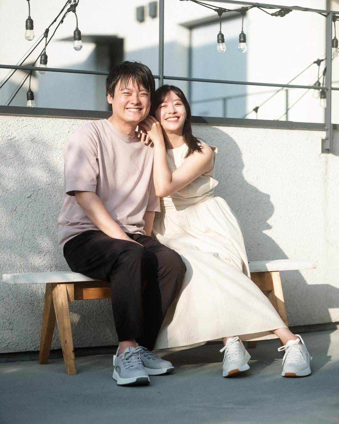 佐藤あやさんのインスタグラム写真 - (佐藤あやInstagram)「家族とオールバーズのスニーカーで #おそろバーズ したよ👟💕  @allbirdsjapan は快適な履き心地とどこまでも徹底したサスティナブルな取り組みが魅力のライフスタイルブランド。  それぞれのアイテムが出来上がるまでの二酸化炭素の排出量を、なんと素材を作る段階からアイテムを配送→使い古して捨てて焼却する所まで（⁉︎）しっかりカウントしており公開しているそう。  また素材も再生可能なものを使用するなど、ここまで取り組まれているブランドもなかなかないのではと思いました✨  夫とは同じモデルの色違い🤍 さりげないおそろ感出るのでオススメ🙌🏻  #オールバーズ #おそろバーズ #allbirds  #家族写真 #家族写真撮影  #familyphotography」8月10日 18時02分 - faafa8