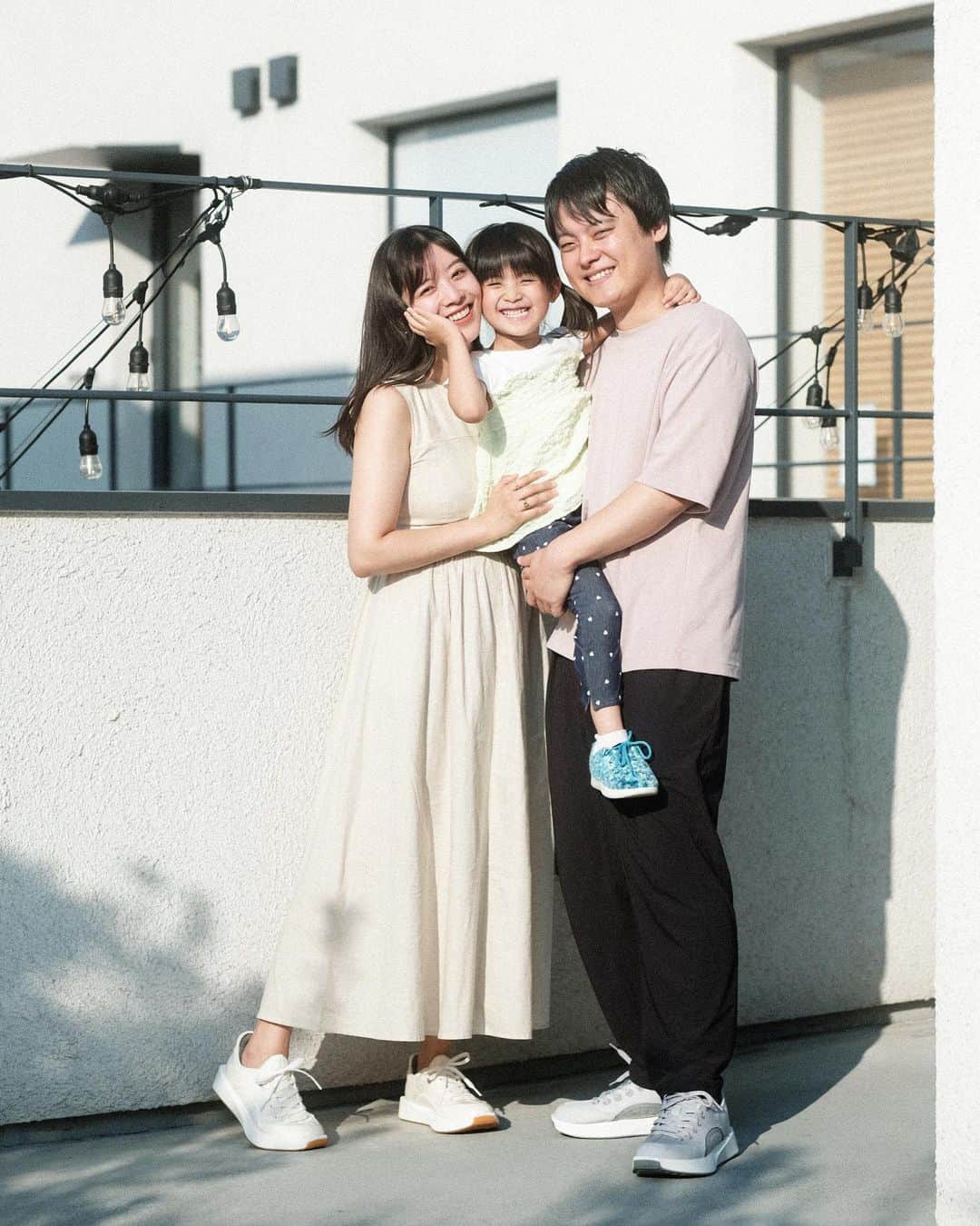 佐藤あやのインスタグラム：「家族とオールバーズのスニーカーで #おそろバーズ したよ👟💕  @allbirdsjapan は快適な履き心地とどこまでも徹底したサスティナブルな取り組みが魅力のライフスタイルブランド。  それぞれのアイテムが出来上がるまでの二酸化炭素の排出量を、なんと素材を作る段階からアイテムを配送→使い古して捨てて焼却する所まで（⁉︎）しっかりカウントしており公開しているそう。  また素材も再生可能なものを使用するなど、ここまで取り組まれているブランドもなかなかないのではと思いました✨  夫とは同じモデルの色違い🤍 さりげないおそろ感出るのでオススメ🙌🏻  #オールバーズ #おそろバーズ #allbirds  #家族写真 #家族写真撮影  #familyphotography」