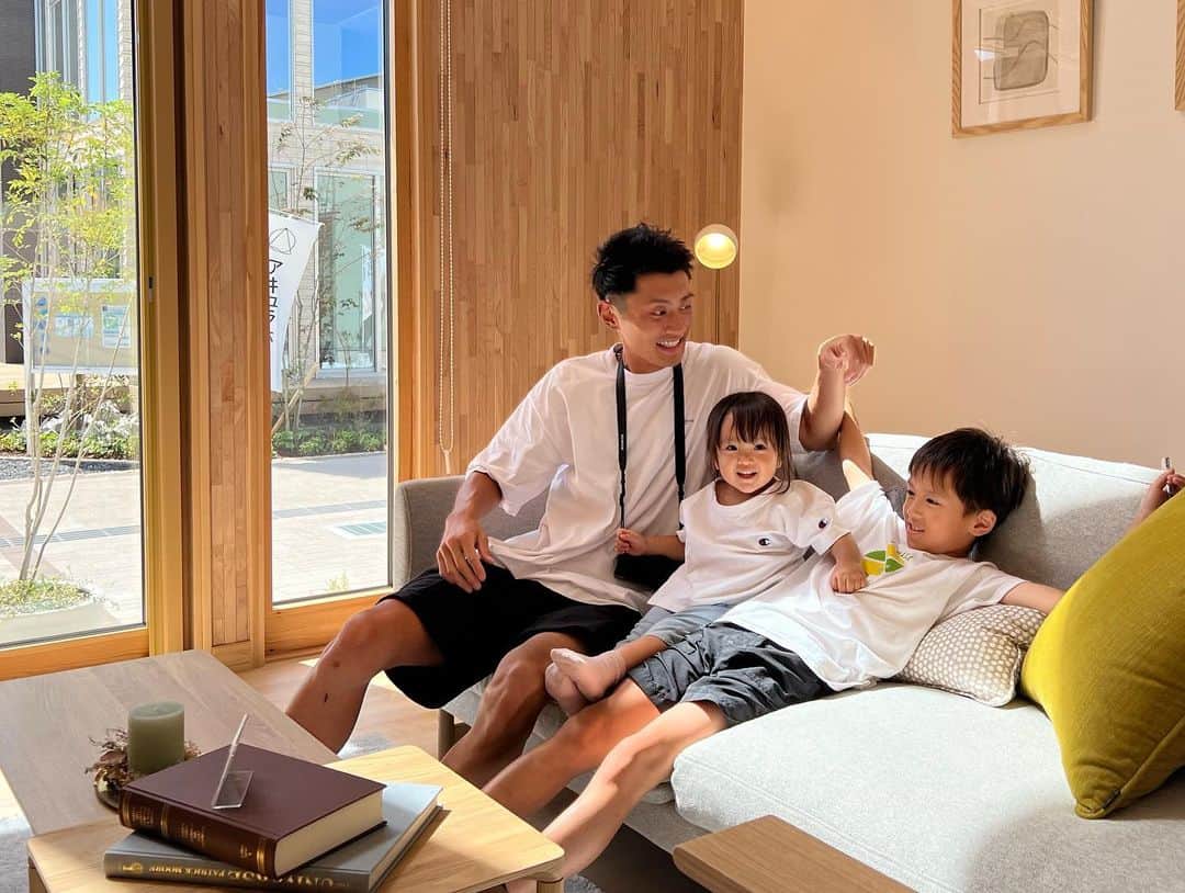 森川やるしかねぇさんのインスタグラム写真 - (森川やるしかねぇInstagram)「ABCハウジング明石・大蔵海岸住宅公園のモデルホーム見学ツアーに参加してきました‼ モデルホーム見学ツアーと聞くと、なんか家を押し売りされそう…とか、子供たちは退屈しちゃうんじゃない？とか色んな不安がありましたが、個人情報の記入すらも無く、子ども達の遊び場もありと気軽に行けてとても楽しめました✌ ・ 4つのモデルホームを巡りましたが、1つの家の滞在時間は15分で、ツアーMCの住宅四天王エースさんが分かりやすく各々の家の良いポイントを教えてくれるので、テンポ良く分かりやすいツアーで、大人はタメになるし子供たちも飽きる事無く楽しめて、家族で楽しく学べる一石二鳥ツアーでした🤩 ・ 個人的に特に良かったと思う点としては、その家のポイントを教えてくれるだけではなく、どの家にも適応したポイントを教えてくださるところが特に良かったです！例えば、床の材質によって住宅購入の料金は大きく異なってきますが、床にこだわりがない人は床はこの材質で大丈夫です！などどの家を購うにしても適応するポイントを教えてくれました✌ ・ これから住宅購入を考えている方々は、是非こういったモデルホーム見学ツアーに行ってから考えてみる事をオススメしますし、我が家も住宅購入する際はツアーで学んだ事を活かして一生の最高の買い物をしようと思います‼  ・ #PR#家づくり#ABCハウジング明石大蔵海岸住宅公園#ABCハウジング#モデルホーム見学ツアー#マイホーム#明石#住宅四天王エース」8月10日 18時03分 - yushi_papa
