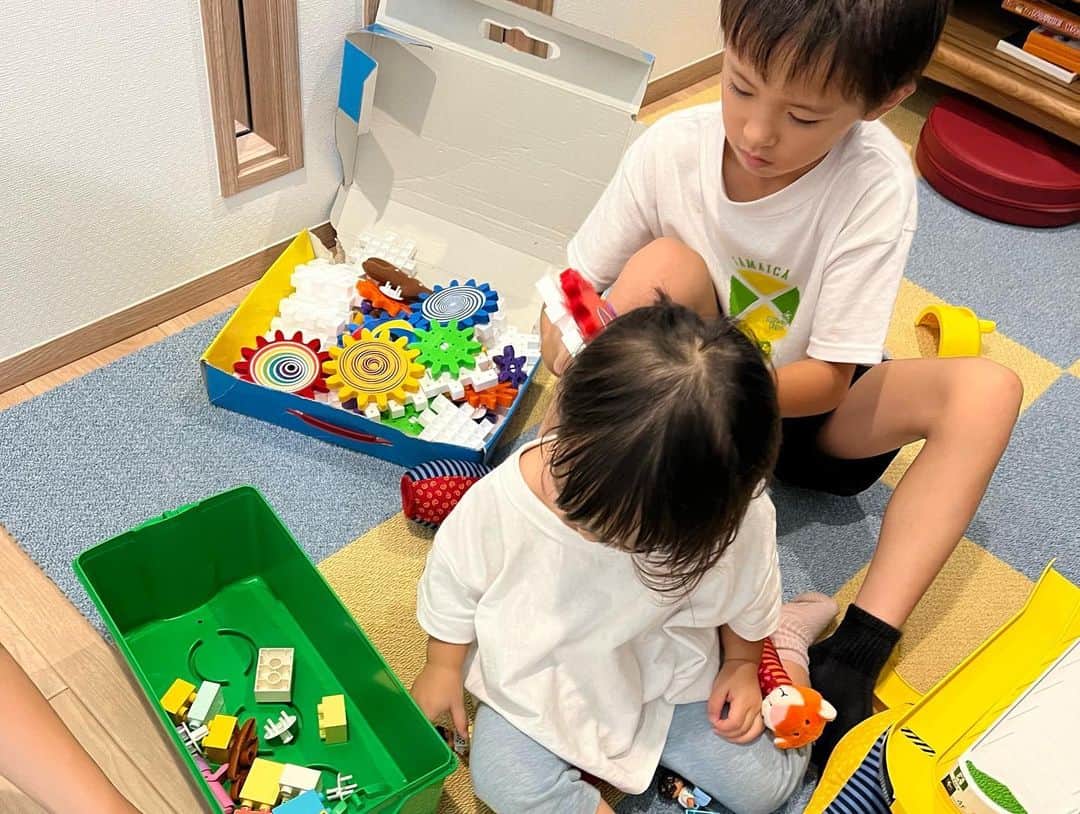森川やるしかねぇさんのインスタグラム写真 - (森川やるしかねぇInstagram)「ABCハウジング明石・大蔵海岸住宅公園のモデルホーム見学ツアーに参加してきました‼ モデルホーム見学ツアーと聞くと、なんか家を押し売りされそう…とか、子供たちは退屈しちゃうんじゃない？とか色んな不安がありましたが、個人情報の記入すらも無く、子ども達の遊び場もありと気軽に行けてとても楽しめました✌ ・ 4つのモデルホームを巡りましたが、1つの家の滞在時間は15分で、ツアーMCの住宅四天王エースさんが分かりやすく各々の家の良いポイントを教えてくれるので、テンポ良く分かりやすいツアーで、大人はタメになるし子供たちも飽きる事無く楽しめて、家族で楽しく学べる一石二鳥ツアーでした🤩 ・ 個人的に特に良かったと思う点としては、その家のポイントを教えてくれるだけではなく、どの家にも適応したポイントを教えてくださるところが特に良かったです！例えば、床の材質によって住宅購入の料金は大きく異なってきますが、床にこだわりがない人は床はこの材質で大丈夫です！などどの家を購うにしても適応するポイントを教えてくれました✌ ・ これから住宅購入を考えている方々は、是非こういったモデルホーム見学ツアーに行ってから考えてみる事をオススメしますし、我が家も住宅購入する際はツアーで学んだ事を活かして一生の最高の買い物をしようと思います‼  ・ #PR#家づくり#ABCハウジング明石大蔵海岸住宅公園#ABCハウジング#モデルホーム見学ツアー#マイホーム#明石#住宅四天王エース」8月10日 18時03分 - yushi_papa