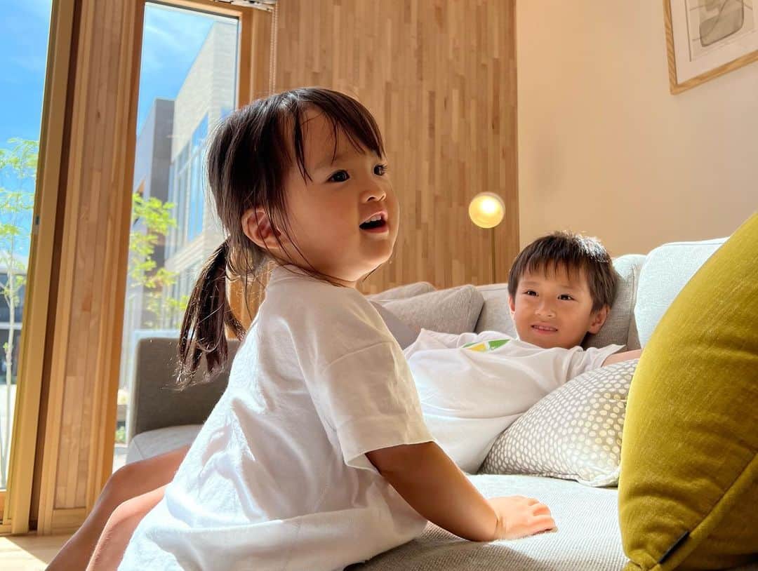 森川やるしかねぇさんのインスタグラム写真 - (森川やるしかねぇInstagram)「ABCハウジング明石・大蔵海岸住宅公園のモデルホーム見学ツアーに参加してきました‼ モデルホーム見学ツアーと聞くと、なんか家を押し売りされそう…とか、子供たちは退屈しちゃうんじゃない？とか色んな不安がありましたが、個人情報の記入すらも無く、子ども達の遊び場もありと気軽に行けてとても楽しめました✌ ・ 4つのモデルホームを巡りましたが、1つの家の滞在時間は15分で、ツアーMCの住宅四天王エースさんが分かりやすく各々の家の良いポイントを教えてくれるので、テンポ良く分かりやすいツアーで、大人はタメになるし子供たちも飽きる事無く楽しめて、家族で楽しく学べる一石二鳥ツアーでした🤩 ・ 個人的に特に良かったと思う点としては、その家のポイントを教えてくれるだけではなく、どの家にも適応したポイントを教えてくださるところが特に良かったです！例えば、床の材質によって住宅購入の料金は大きく異なってきますが、床にこだわりがない人は床はこの材質で大丈夫です！などどの家を購うにしても適応するポイントを教えてくれました✌ ・ これから住宅購入を考えている方々は、是非こういったモデルホーム見学ツアーに行ってから考えてみる事をオススメしますし、我が家も住宅購入する際はツアーで学んだ事を活かして一生の最高の買い物をしようと思います‼  ・ #PR#家づくり#ABCハウジング明石大蔵海岸住宅公園#ABCハウジング#モデルホーム見学ツアー#マイホーム#明石#住宅四天王エース」8月10日 18時03分 - yushi_papa