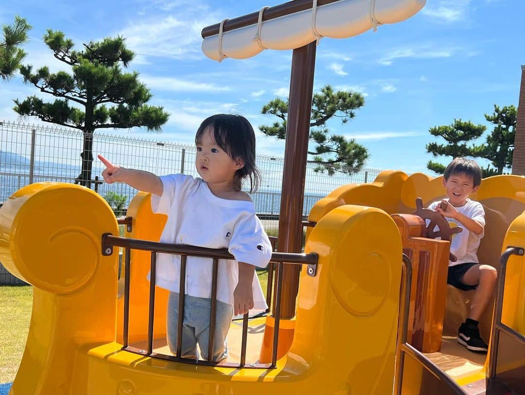 森川やるしかねぇさんのインスタグラム写真 - (森川やるしかねぇInstagram)「ABCハウジング明石・大蔵海岸住宅公園のモデルホーム見学ツアーに参加してきました‼ モデルホーム見学ツアーと聞くと、なんか家を押し売りされそう…とか、子供たちは退屈しちゃうんじゃない？とか色んな不安がありましたが、個人情報の記入すらも無く、子ども達の遊び場もありと気軽に行けてとても楽しめました✌ ・ 4つのモデルホームを巡りましたが、1つの家の滞在時間は15分で、ツアーMCの住宅四天王エースさんが分かりやすく各々の家の良いポイントを教えてくれるので、テンポ良く分かりやすいツアーで、大人はタメになるし子供たちも飽きる事無く楽しめて、家族で楽しく学べる一石二鳥ツアーでした🤩 ・ 個人的に特に良かったと思う点としては、その家のポイントを教えてくれるだけではなく、どの家にも適応したポイントを教えてくださるところが特に良かったです！例えば、床の材質によって住宅購入の料金は大きく異なってきますが、床にこだわりがない人は床はこの材質で大丈夫です！などどの家を購うにしても適応するポイントを教えてくれました✌ ・ これから住宅購入を考えている方々は、是非こういったモデルホーム見学ツアーに行ってから考えてみる事をオススメしますし、我が家も住宅購入する際はツアーで学んだ事を活かして一生の最高の買い物をしようと思います‼  ・ #PR#家づくり#ABCハウジング明石大蔵海岸住宅公園#ABCハウジング#モデルホーム見学ツアー#マイホーム#明石#住宅四天王エース」8月10日 18時03分 - yushi_papa