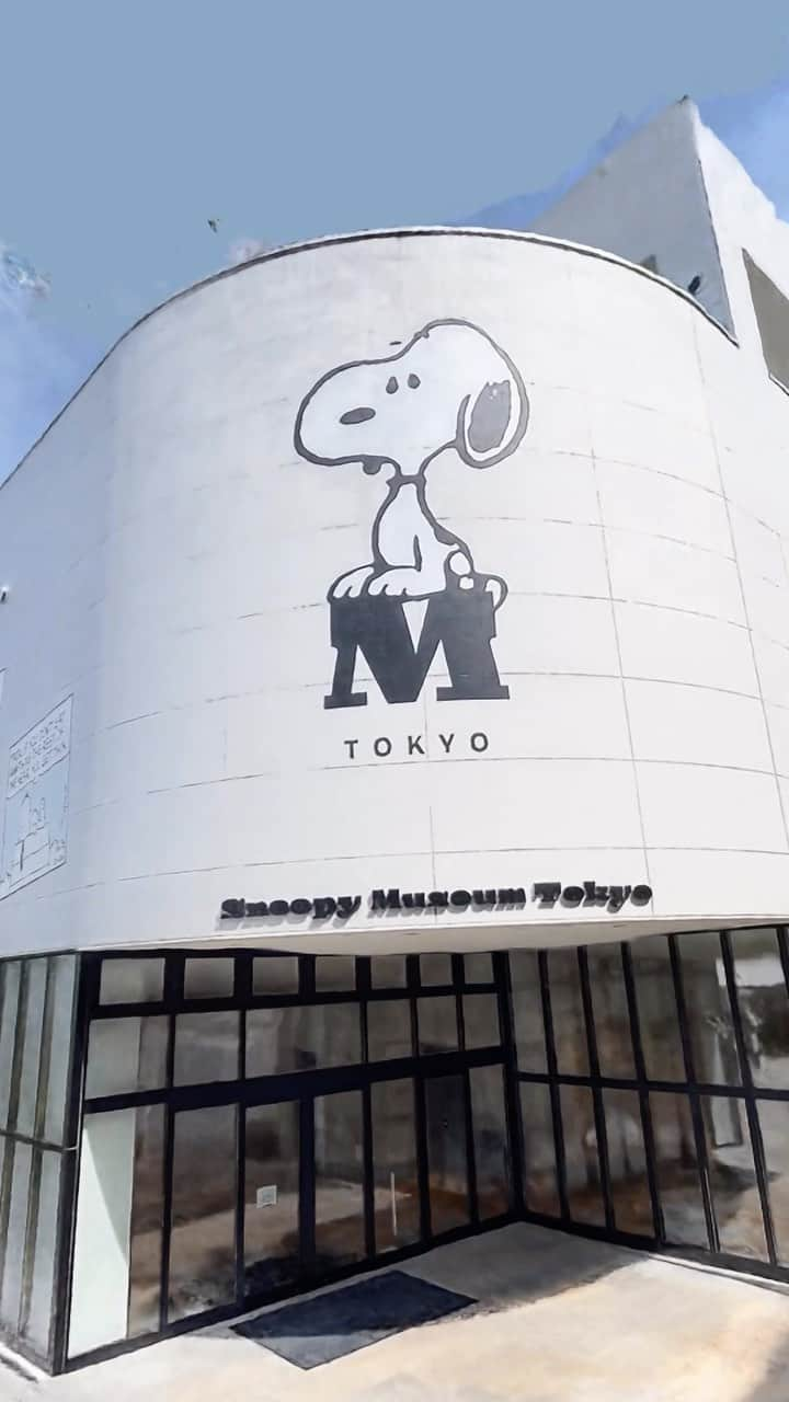 SNOOPY MUSEUM TOKYOのインスタグラム：「NeRfという技術を使ったスヌーピーミュージアムの特別な映像ができました。この映像、実は1,598枚の写真からできているのです。空を飛んでいるような気分でミュージアムをお楽しみください。  #snoopymuseumtokyo #schulzmuseum #snoopy #スヌーピーミュージアム #スヌーピー」