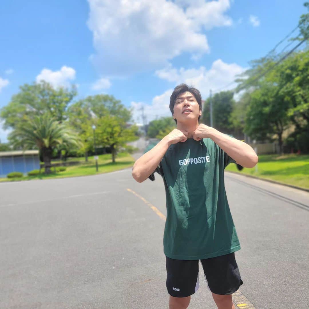 清水邦広さんのインスタグラム写真 - (清水邦広Instagram)「みなさん、お待たせしました！ 『GOPPOSITE』第２弾 の 販売を開始します👏  夏に可愛く着られるものや シンプルにカッコよく着られるものなど デザインにかなりこだわりました！  ☀️夏なので 👕Tシャツのみです👕  色は、  みなさんが協力してくださったアンケートの結果から   白 サンドベージュ 黒 アイビーグリーン  の４種類に！  さらに、 文字の色や柄の色を変えて 色んな種類を作りました😊  ぜひ 好みのTシャツを探してみてくださいね👀  そして 第1弾でキッズサイズも出してくださいとの声を多くいただいたので、 キッズサイズも販売します👶 （僕も早くコリちゃんに着せて、ペアルックをしたいです笑）  さらに今回は レディースサイズも作っていますので、 詳しくは、 それぞれのサイズ表も確認してくださいね。  そして、 僕から感謝を込めて、  今回特別に  【2枚買っていただくと、 さらに1枚プレゼント】！！！  もちろん送料も全て無料にします！  プレゼント分は、 備考欄に希望の 好きなサイズ、色のデザインを記載してください😊  とにかく、 おしゃれで イケてるTシャツに出来上がったので、 これを着て夏を楽しんでください😎☀️  期間は ２週間限定でやります！ 締め切りは8月24日までです！  ↓商品詳細、ご購入はこちらから https://gopposite.stores.jp/  #GOPPOSITE #ゴポジット #TRES #トレス #今回は特別に #先着何人ではなく #みーんなに #もれなく2枚買ったら1枚プレゼント #送料も無料！ #みなさんに感謝と愛こめて！」8月10日 18時06分 - gorikuni0811
