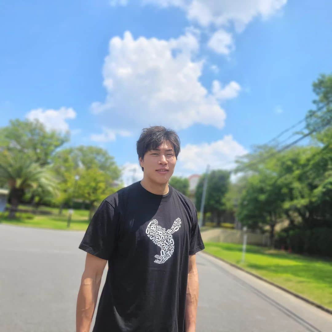 清水邦広さんのインスタグラム写真 - (清水邦広Instagram)「みなさん、お待たせしました！ 『GOPPOSITE』第２弾 の 販売を開始します👏  夏に可愛く着られるものや シンプルにカッコよく着られるものなど デザインにかなりこだわりました！  ☀️夏なので 👕Tシャツのみです👕  色は、  みなさんが協力してくださったアンケートの結果から   白 サンドベージュ 黒 アイビーグリーン  の４種類に！  さらに、 文字の色や柄の色を変えて 色んな種類を作りました😊  ぜひ 好みのTシャツを探してみてくださいね👀  そして 第1弾でキッズサイズも出してくださいとの声を多くいただいたので、 キッズサイズも販売します👶 （僕も早くコリちゃんに着せて、ペアルックをしたいです笑）  さらに今回は レディースサイズも作っていますので、 詳しくは、 それぞれのサイズ表も確認してくださいね。  そして、 僕から感謝を込めて、  今回特別に  【2枚買っていただくと、 さらに1枚プレゼント】！！！  もちろん送料も全て無料にします！  プレゼント分は、 備考欄に希望の 好きなサイズ、色のデザインを記載してください😊  とにかく、 おしゃれで イケてるTシャツに出来上がったので、 これを着て夏を楽しんでください😎☀️  期間は ２週間限定でやります！ 締め切りは8月24日までです！  ↓商品詳細、ご購入はこちらから https://gopposite.stores.jp/  #GOPPOSITE #ゴポジット #TRES #トレス #今回は特別に #先着何人ではなく #みーんなに #もれなく2枚買ったら1枚プレゼント #送料も無料！ #みなさんに感謝と愛こめて！」8月10日 18時06分 - gorikuni0811