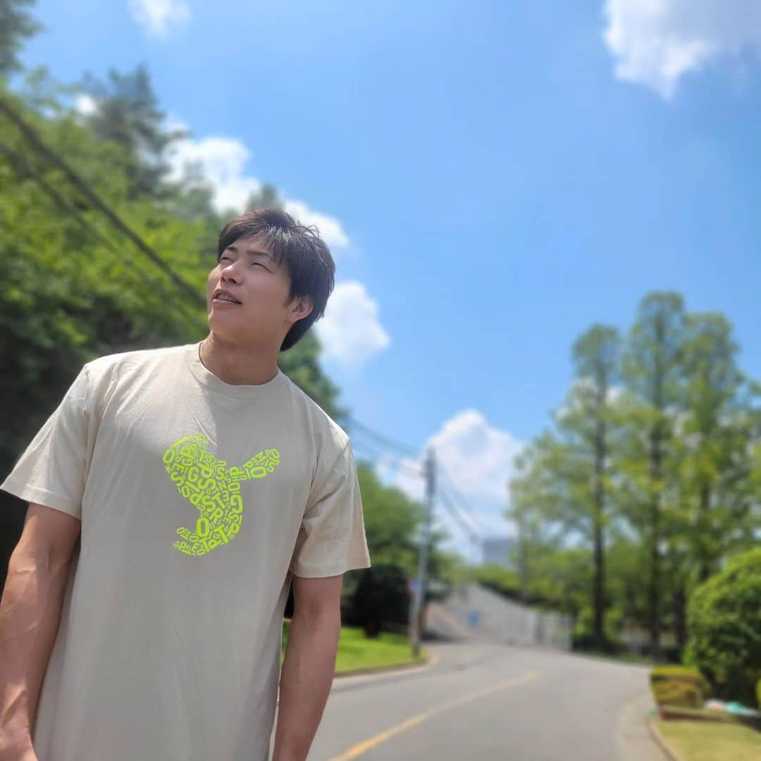 清水邦広さんのインスタグラム写真 - (清水邦広Instagram)「みなさん、お待たせしました！ 『GOPPOSITE』第２弾 の 販売を開始します👏  夏に可愛く着られるものや シンプルにカッコよく着られるものなど デザインにかなりこだわりました！  ☀️夏なので 👕Tシャツのみです👕  色は、  みなさんが協力してくださったアンケートの結果から   白 サンドベージュ 黒 アイビーグリーン  の４種類に！  さらに、 文字の色や柄の色を変えて 色んな種類を作りました😊  ぜひ 好みのTシャツを探してみてくださいね👀  そして 第1弾でキッズサイズも出してくださいとの声を多くいただいたので、 キッズサイズも販売します👶 （僕も早くコリちゃんに着せて、ペアルックをしたいです笑）  さらに今回は レディースサイズも作っていますので、 詳しくは、 それぞれのサイズ表も確認してくださいね。  そして、 僕から感謝を込めて、  今回特別に  【2枚買っていただくと、 さらに1枚プレゼント】！！！  もちろん送料も全て無料にします！  プレゼント分は、 備考欄に希望の 好きなサイズ、色のデザインを記載してください😊  とにかく、 おしゃれで イケてるTシャツに出来上がったので、 これを着て夏を楽しんでください😎☀️  期間は ２週間限定でやります！ 締め切りは8月24日までです！  ↓商品詳細、ご購入はこちらから https://gopposite.stores.jp/  #GOPPOSITE #ゴポジット #TRES #トレス #今回は特別に #先着何人ではなく #みーんなに #もれなく2枚買ったら1枚プレゼント #送料も無料！ #みなさんに感謝と愛こめて！」8月10日 18時06分 - gorikuni0811