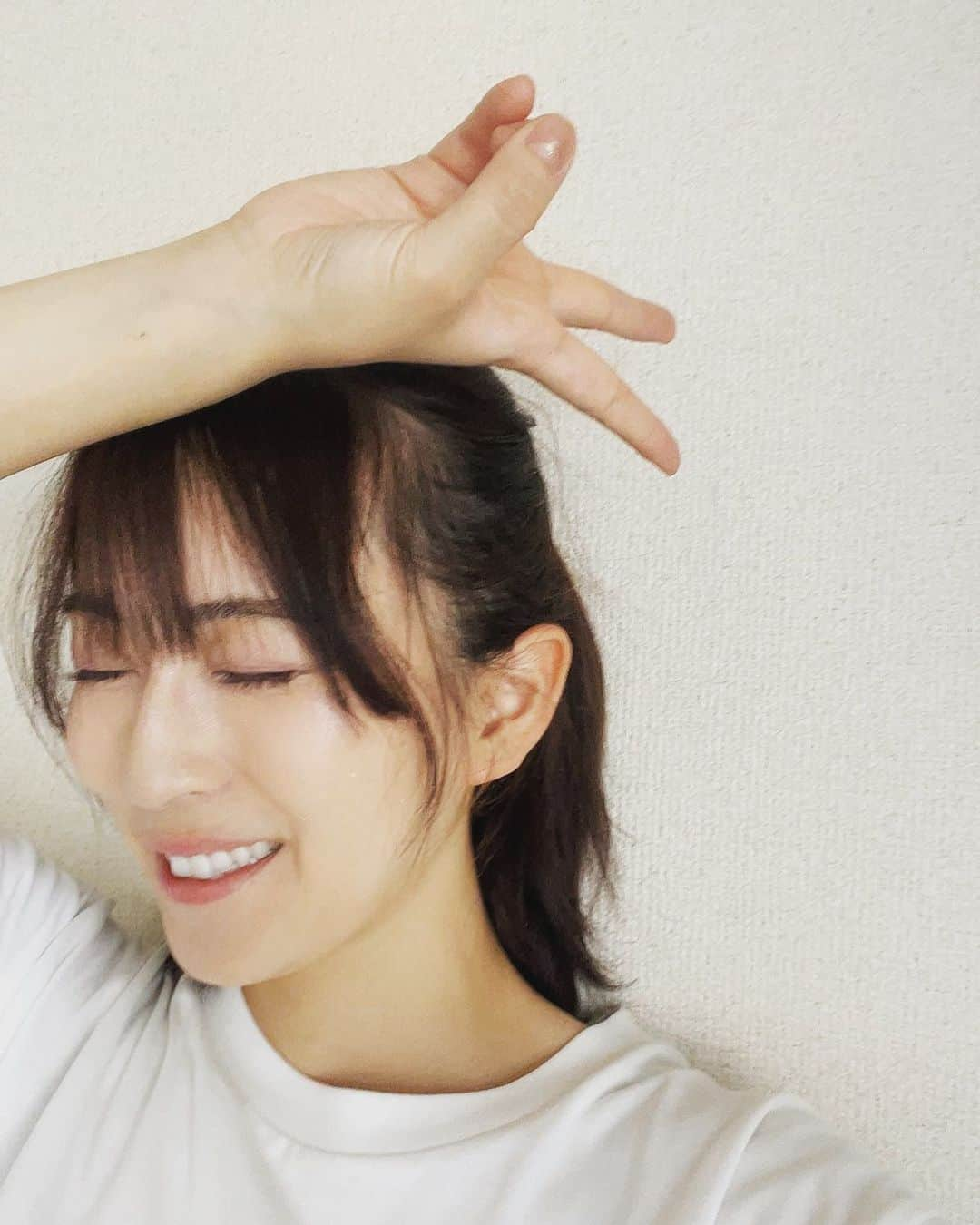 薄井しお里のインスタグラム：「美容💄 最近よく美容のことを聞かれるので最近やっていることで、すぐに真似できるものをここに残してみるね✍️♡ ・週一でホットタオル （熱ストレスによるコラーゲン生成）  ・お化粧をしない日でも小鼻や眉間、顎にクレンジング（湯船にしっかり浸かってからクレンジングをして、丁寧に乳化作業もして落とす（塗り塗りするだけじゃダメ。乾いた顔、手で塗り塗りした後に、手を濡らしてクレンジング箇所をニュルニュルにしてから落とす。アブラハアブラジャナイトオトセナイ。  ・化粧水、美容液、クリームでちゃんと蓋をする。化粧水だけじゃダメ、逆に乾燥するだけ。  ・夏でも足首は冷やさない  ・水は2リットル以上は飲む。コーヒーと酒は水分補給にはならない。  ・寝る前にストレッチをする  ・頭皮マッサージをする  ・ビタミンを摂る  ・良かれと思うことはやる  ・1日で改善はされないので続けられるものを見つける  ・毎日楽しく過ごす（これとっても大事。口角を上げて過ごしましょう）  🗣️男性でもできるものに絞るとこんな感じかなぁ🐻‍❄️💭具体的な商品とかは言わないですけど、好きなもの食べて、好きなものみて、笑って過ごそうね😇✨ #美容　#美活　#美肌づくり #毎日続けること」