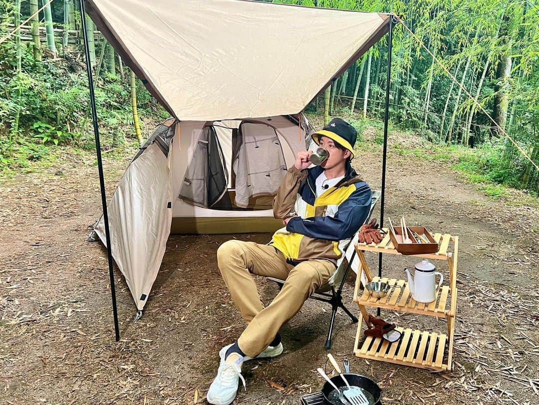 たけるさんのインスタグラム写真 - (たけるInstagram)「タダイマ！木曜日、本日もスタジオに突撃しました🤩・ ・ カレー探偵たけるでは田川郡赤村にある #おやすみどころ峰やしき の牛すじ煮込みカレー をご紹介✨・ ・ なんとこちらはキャンプ場‼️・ ・ オーナーの田中さんが前職である陸上自衛隊の駐屯地のカレーレシピをもとに試行錯誤をし完成させた一皿。水分は、たっぷりの玉ねぎから出るエキスだけ！凝縮された甘みと牛スジの旨みが一体となりとってもコクのある味わいです。・ ・ さらに、牛乳や生クリームも入る事で、お子さんと一緒に楽しめるまろやかさもプラスされています。(あとがけのホットソースで辛味調整できるよ)・ ・ 一番の味の決め手は、ノンアルコールビール‼️・ ・ この絶妙な香ばしさとほのかな苦味がひとさじのキレを与え、より深みが増している印象です。・ ・ 駐屯地ごとに隠し味が違うそう。これはチャンスがあれば食べ比べしてみたい‼️・ ・ 田中さんのキャラも面白かったですね〜🤩・ ・ ウイスキー探偵は惜しくもミッション失敗してしまいましたが(笑)、本当にお詳しい！田中さんと語らいながらのお酒も楽しそうです☺️・ ・ ・ キャンプ場は、大人2,000円、子供500円から。赤村の恵まれた自然の中、オシャレなカフェ＆Barスペースで自慢のカレーを是非味わってみて下さい🙌・ ・ ・ 店名:おやすみどころ峰やしき 住所:福岡県田川郡赤村赤546 電話:08032243061 ※cafe&barスペースは22:00まで ・ 【お知らせ】 カレー探偵たけるの公式Twitterがスタート。“カレー探偵たける”で検索して、是非フォローお願いします🤲・ ・ ・ #タダイマ !  #RKB  #宮脇憲一 アナウンサー  #本庄真理子 アナウンサー #池尻和佳子 アナウンサー #秋本ゆかり さん #中村賢司さん #ファイナンシャルプランナー #龍山康朗 さん #気象予報士 #TAKERU #たける  #ボイジャー #ウルトラマン #エントリーサービスプロモーション」8月10日 18時07分 - take_yan78