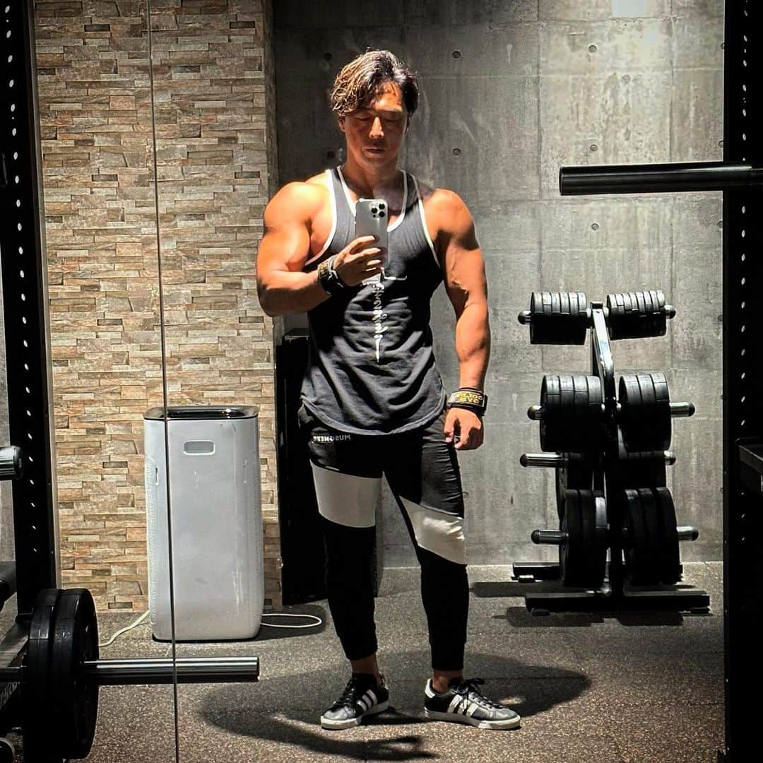 yoshiのインスタグラム：「昨日帰ってきて今日から再開。  心身ともにリフレッシュできたんでトレが新鮮で楽しい😉  MEN'S DIET筋トレチャンネル ↓　↓　↓ @mens_diet   #ボディーコーディネーターyoshi #メンズダイエット #ナチュラルトレーニー #ナチュラルビルダー #ドラッグフリートレーニー #アンチドーピング #フィジーク #フィジーカー #ボディビル #ボディビルダー #腹筋　#腹筋トレ　#腹筋トレーニング #胸トレ #胸トレメニュー #筋トレダイエット #筋トレ #大胸筋 #大胸筋エクササイズ #腹筋　#肩トレ　#有酸素運動 #chest #chestworkout #muscle #workout #workoutmotivation #fittness #drugfree #drugfreetrainer」