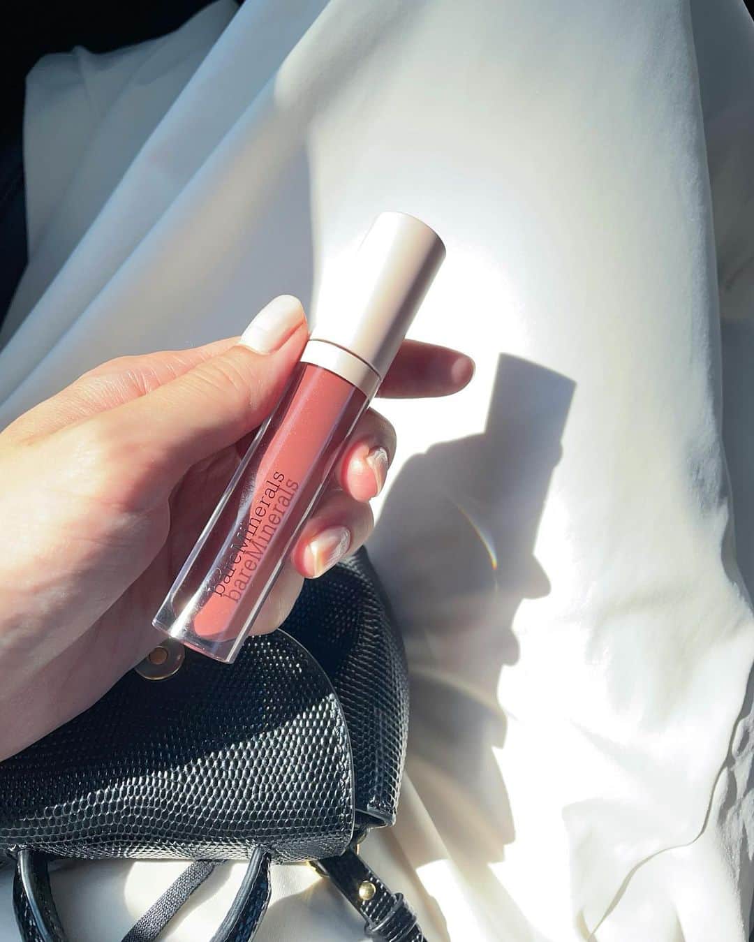 西川瑞希（みずきてぃ）さんのインスタグラム写真 - (西川瑞希（みずきてぃ）Instagram)「TODAY'S LIPS...💋💋💋  ベアミネラルのグロスが程よくぷるっと、ぷっくりで大好きなのですが限定色のローズウッドカラー、品のあるおとなっぽな色味で、落ち着いたトーンが好みすぎました。光にあたったときの綺麗さ…美しい… 4枚目。  @bareminerals_jp ✴︎EB 2023 ミネラリストリップ グロスバーム / シンサリティ  このシリーズ、ちゃんと色付いてくれながらトリートメント効果でケアもしながらつけれるところも素敵ポイント🌱  またまた最近スキンケアに、コスメに、お気に入りの美容アイテムがたくさん増えてます☺︎みなさん何がみたいかなー？と考えながら、整理中。ちょこちょこ載せていきますね//  #bareminerals #lipgloss #lips #makeup #mizukitotalbeauty #美容 #コスメ紹介 #ベアミネラル #グロス #お気に入りコスメ」8月10日 18時18分 - mizuki_nishikawa_