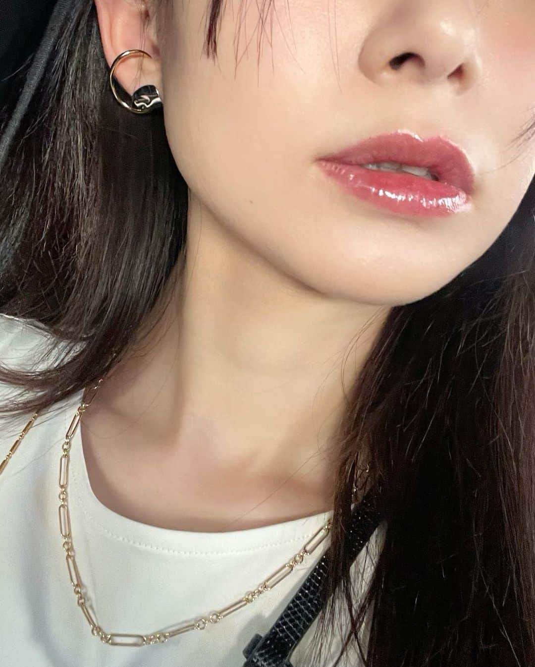 西川瑞希（みずきてぃ）さんのインスタグラム写真 - (西川瑞希（みずきてぃ）Instagram)「TODAY'S LIPS...💋💋💋  ベアミネラルのグロスが程よくぷるっと、ぷっくりで大好きなのですが限定色のローズウッドカラー、品のあるおとなっぽな色味で、落ち着いたトーンが好みすぎました。光にあたったときの綺麗さ…美しい… 4枚目。  @bareminerals_jp ✴︎EB 2023 ミネラリストリップ グロスバーム / シンサリティ  このシリーズ、ちゃんと色付いてくれながらトリートメント効果でケアもしながらつけれるところも素敵ポイント🌱  またまた最近スキンケアに、コスメに、お気に入りの美容アイテムがたくさん増えてます☺︎みなさん何がみたいかなー？と考えながら、整理中。ちょこちょこ載せていきますね//  #bareminerals #lipgloss #lips #makeup #mizukitotalbeauty #美容 #コスメ紹介 #ベアミネラル #グロス #お気に入りコスメ」8月10日 18時18分 - mizuki_nishikawa_