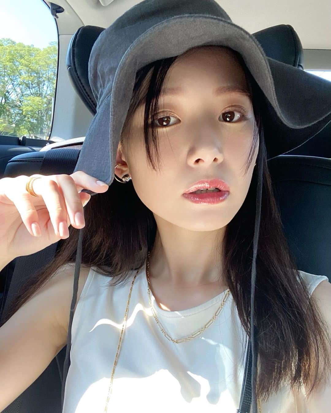 西川瑞希（みずきてぃ）さんのインスタグラム写真 - (西川瑞希（みずきてぃ）Instagram)「TODAY'S LIPS...💋💋💋  ベアミネラルのグロスが程よくぷるっと、ぷっくりで大好きなのですが限定色のローズウッドカラー、品のあるおとなっぽな色味で、落ち着いたトーンが好みすぎました。光にあたったときの綺麗さ…美しい… 4枚目。  @bareminerals_jp ✴︎EB 2023 ミネラリストリップ グロスバーム / シンサリティ  このシリーズ、ちゃんと色付いてくれながらトリートメント効果でケアもしながらつけれるところも素敵ポイント🌱  またまた最近スキンケアに、コスメに、お気に入りの美容アイテムがたくさん増えてます☺︎みなさん何がみたいかなー？と考えながら、整理中。ちょこちょこ載せていきますね//  #bareminerals #lipgloss #lips #makeup #mizukitotalbeauty #美容 #コスメ紹介 #ベアミネラル #グロス #お気に入りコスメ」8月10日 18時18分 - mizuki_nishikawa_