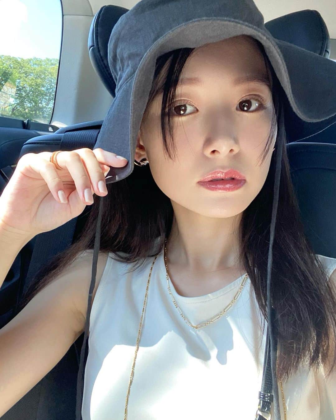 西川瑞希（みずきてぃ）さんのインスタグラム写真 - (西川瑞希（みずきてぃ）Instagram)「TODAY'S LIPS...💋💋💋  ベアミネラルのグロスが程よくぷるっと、ぷっくりで大好きなのですが限定色のローズウッドカラー、品のあるおとなっぽな色味で、落ち着いたトーンが好みすぎました。光にあたったときの綺麗さ…美しい… 4枚目。  @bareminerals_jp ✴︎EB 2023 ミネラリストリップ グロスバーム / シンサリティ  このシリーズ、ちゃんと色付いてくれながらトリートメント効果でケアもしながらつけれるところも素敵ポイント🌱  またまた最近スキンケアに、コスメに、お気に入りの美容アイテムがたくさん増えてます☺︎みなさん何がみたいかなー？と考えながら、整理中。ちょこちょこ載せていきますね//  #bareminerals #lipgloss #lips #makeup #mizukitotalbeauty #美容 #コスメ紹介 #ベアミネラル #グロス #お気に入りコスメ」8月10日 18時18分 - mizuki_nishikawa_