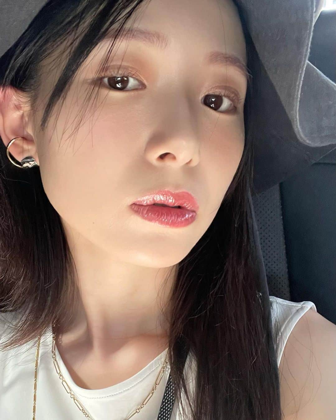 西川瑞希（みずきてぃ）さんのインスタグラム写真 - (西川瑞希（みずきてぃ）Instagram)「TODAY'S LIPS...💋💋💋  ベアミネラルのグロスが程よくぷるっと、ぷっくりで大好きなのですが限定色のローズウッドカラー、品のあるおとなっぽな色味で、落ち着いたトーンが好みすぎました。光にあたったときの綺麗さ…美しい… 4枚目。  @bareminerals_jp ✴︎EB 2023 ミネラリストリップ グロスバーム / シンサリティ  このシリーズ、ちゃんと色付いてくれながらトリートメント効果でケアもしながらつけれるところも素敵ポイント🌱  またまた最近スキンケアに、コスメに、お気に入りの美容アイテムがたくさん増えてます☺︎みなさん何がみたいかなー？と考えながら、整理中。ちょこちょこ載せていきますね//  #bareminerals #lipgloss #lips #makeup #mizukitotalbeauty #美容 #コスメ紹介 #ベアミネラル #グロス #お気に入りコスメ」8月10日 18時18分 - mizuki_nishikawa_