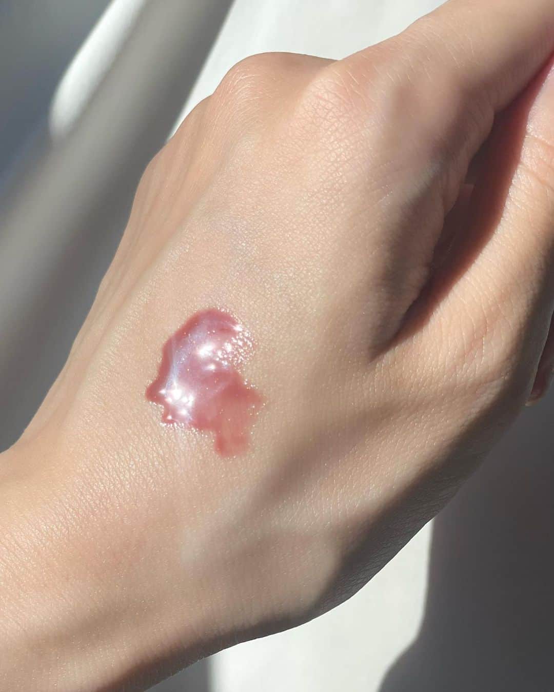 西川瑞希（みずきてぃ）さんのインスタグラム写真 - (西川瑞希（みずきてぃ）Instagram)「TODAY'S LIPS...💋💋💋  ベアミネラルのグロスが程よくぷるっと、ぷっくりで大好きなのですが限定色のローズウッドカラー、品のあるおとなっぽな色味で、落ち着いたトーンが好みすぎました。光にあたったときの綺麗さ…美しい… 4枚目。  @bareminerals_jp ✴︎EB 2023 ミネラリストリップ グロスバーム / シンサリティ  このシリーズ、ちゃんと色付いてくれながらトリートメント効果でケアもしながらつけれるところも素敵ポイント🌱  またまた最近スキンケアに、コスメに、お気に入りの美容アイテムがたくさん増えてます☺︎みなさん何がみたいかなー？と考えながら、整理中。ちょこちょこ載せていきますね//  #bareminerals #lipgloss #lips #makeup #mizukitotalbeauty #美容 #コスメ紹介 #ベアミネラル #グロス #お気に入りコスメ」8月10日 18時18分 - mizuki_nishikawa_