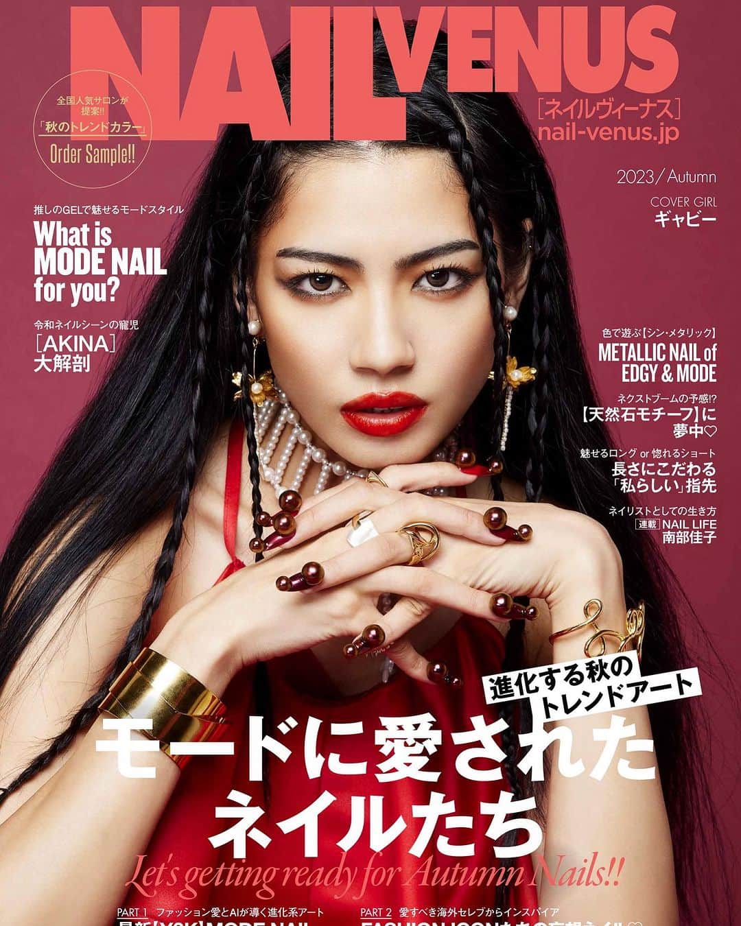 のインスタグラム：「NAIL VENUSの表紙を飾らせて頂きました❤️‍🔥💫 二度目の表紙&カバーストーリーで、今回は前回よりもグレードアップしたギャビーをお届けします！巻頭ページも表紙にしたいくらい最高のページになってるので、絶対に見てほしいです！  リアルな等身大の自分を体現できるファッションの1つとして、愛するネイルが今日も指先から自信を与えてくれています🥰  今年の夏も！冬も！周りの目なんか気にせず、好きなようにネイルを楽しんで行こう💅💞  そしてこれからも媚びないオリジナルな私のネイルと、強くてブレない、そして個性を大事にするネイルヴィーナスから目を離さないでください💌🌹❤️‍🔥  @nailvenus_magazine  23_Autumn号8/12発売✨  Photo @junjimoroi  Nail Art @an.loom  Styling @saki911.619 Hair&Make @katohairmake  Design Yoshitatsu Yamaya Edit @udagawadaisuke  Costume @shiroma_official  #nailvenus #Isshethewolf」