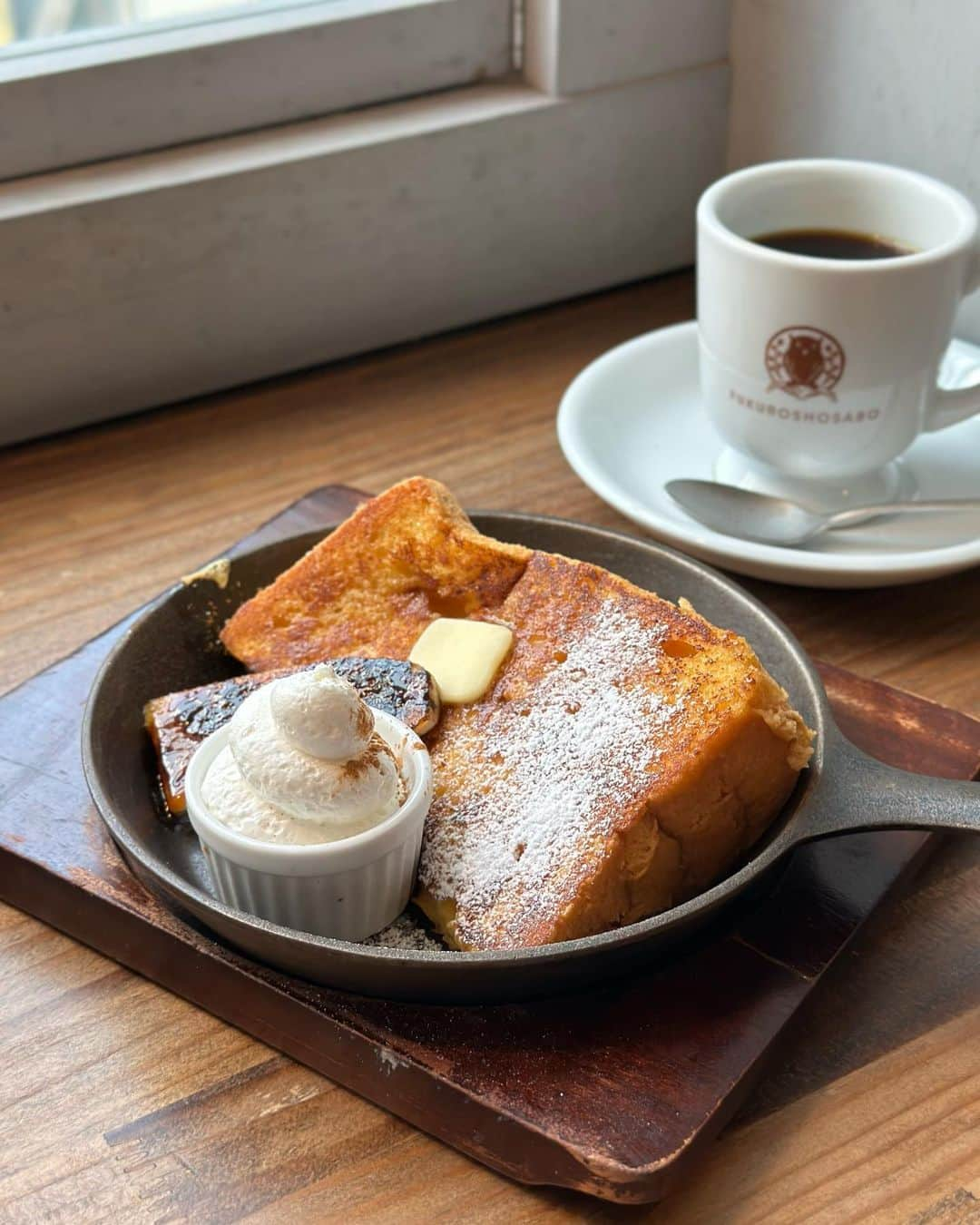 黒田麻理耶さんのインスタグラム写真 - (黒田麻理耶Instagram)「🥞💕 . Esola池袋4Fにある「梟書茶房」へ かおちゃん(@okuyama_kaori)と行ってきたよ👩‍❤️‍👩 . インスタで見つけて、これは絶対好きなやつだ❣️ と謎の自信があったパンケーキ🥞 思っていた通り、私好みで美味しかった〜🤤💓 . ■パンケーキ (638円) □フレンチシフォン (770円) ■コーヒー (550円) . 値段を見てビックリ、コスパ最高👏 このカフェ、調べたらドトール系列なんだよね☕️ . オーダーしてから焼き上がるまで約20分、 熱々のスキレットで出てきたパンケーキは ふわっとしていながらずっしり感もあって🥞💕 メープルシロップをたっぷり掛け…最高だった😍 . フレンチシフォンはシフォンケーキを フレンチトースト風に仕上げている感じなので、 まぁシフォンケーキだよね😀 ふわふわで美味しかったけど、パンケーキが圧勝👏 . 本と珈琲をコンセプトにしたブックカフェだから おひとり様で読書をしてる人がいたり、 店内も広いのでゆったり出来る☺️📚☕️ 伝票代わりの鍵🗝も可愛くてつい写真撮っちゃった🤳 . ちなみに以前、日曜日の11時に行ったら(10時半OPEN) 激混みで何時間待ち？😇ってほどだったので 平日をオススメします🥹🥞 . #梟書茶房  #FUKUROSHOSABO  #池袋 #Esola池袋  #エソラ池袋  #池袋カフェ  #池袋グルメ #池袋スイーツ  #池袋パンケーキ #カフェ巡り  #mariyagourmet」8月10日 18時10分 - mariya_kuroda