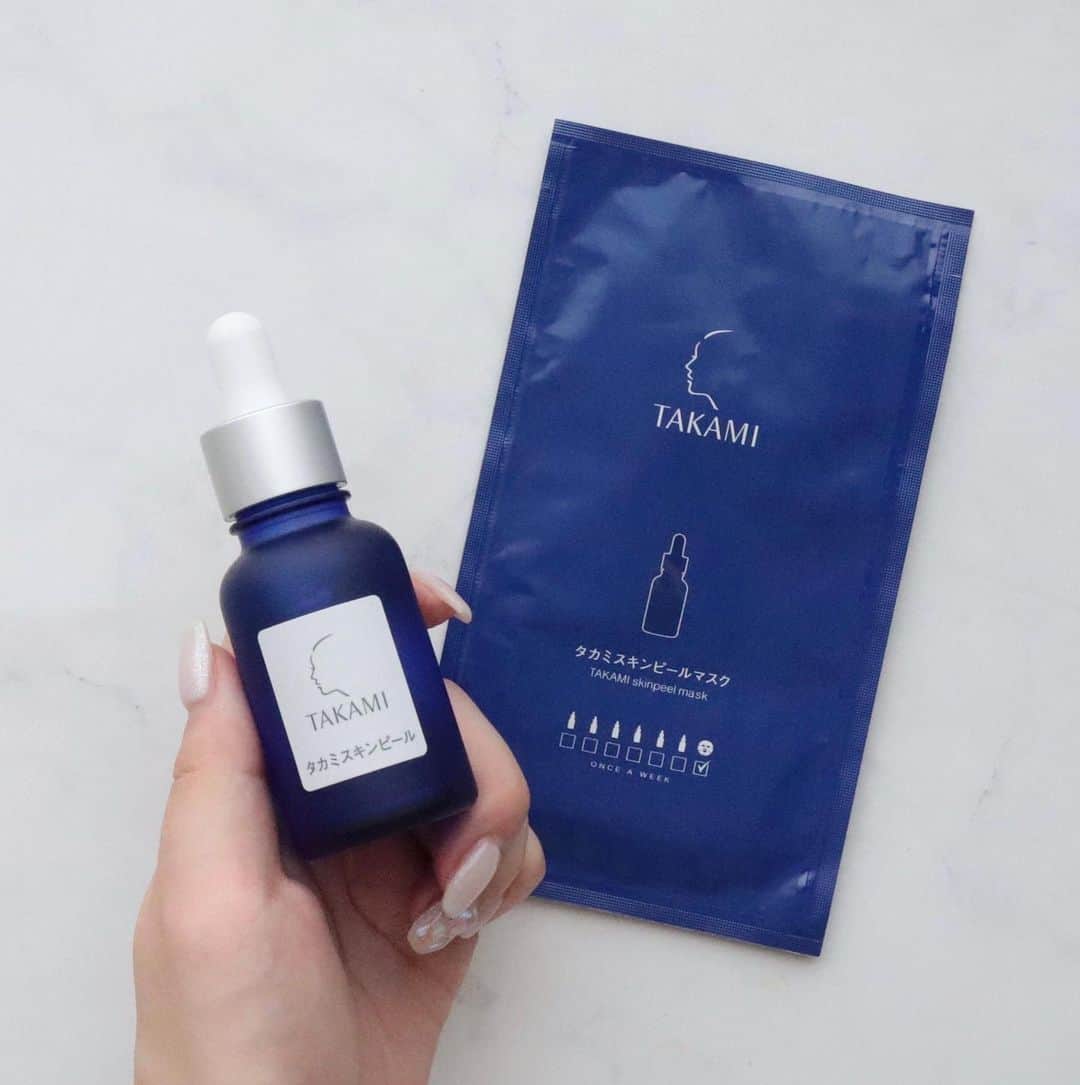 濱田あおいさんのインスタグラム写真 - (濱田あおいInstagram)「. . タカミの名品と隠れた？名品💙🤍  わたしと言えばタカミリップって イメージを持ってくださっている方も いるかな？タカミリップも優秀なんだけど やっぱりスキンケアが特に人気よねっ  ✔︎タカミ スキンピール ¥5,500（税込）  タカミといえば！この青いビンのスキンピール✨ 私も何本もリピしているお気に入りアイテム◎  角質ケアと聞くと肌をごしごししたり どうしても肌負担感があるイメージ☁️ タカミの「角質美容」は健康な角質を育んで なめらかで美しい肌へと導くものという考え方！  スキンピールは「角質美容水」でお水の ような軽くみずみずしいテクスチャー🫧 使っていると、なんとなーくお肌が なめらかになった気がする🤍洗顔後すぐ いつものスキンケアにプラスワンするだけ◎  ✔︎タカミ スキンピールマスク ¥3,740（1箱4包入り）  スキンピールを愛用されてる方は知っている かもだけど！実はあまり知られていない？ スキンピールマスク！  スキンピール半分の量を贅沢に 染み込ませたマスク！スキンピール同様 つけている時間は3分⏰✨ 週1回スキンピールマスク、他の6日間は スキンピールというペースで使ってるよ◎  個人的にスキンケアは使っている時も 良さ感じるけど、やめた時の変化で やっぱりあれよかった！と改めて実感 するタイプなのでぜひ使い続けてみて ほしいアイテムですっ♡  @takami.skinpeel #タカミ#takami#タカミスキンピール#タカミスキンピールマスク#takamiskinpeelskincare#角質美容#スキンケア」8月10日 18時13分 - aoihamada