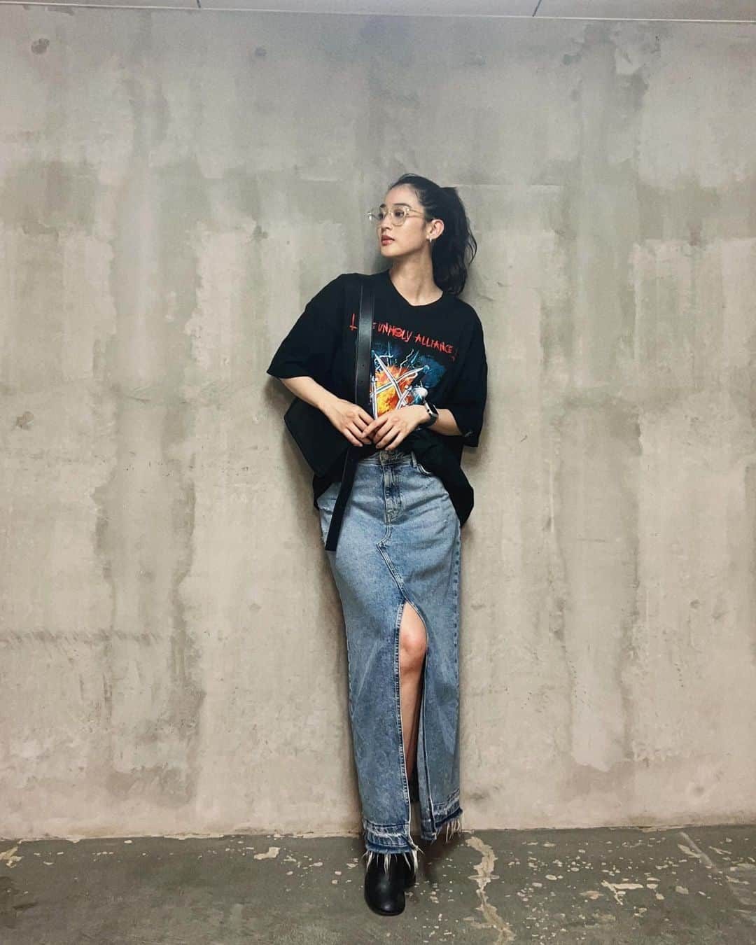 青野楓のインスタグラム：「@frigg_re_official のロックT🎸 メンズサイズのTシャツだいすき。  #kaede626style」