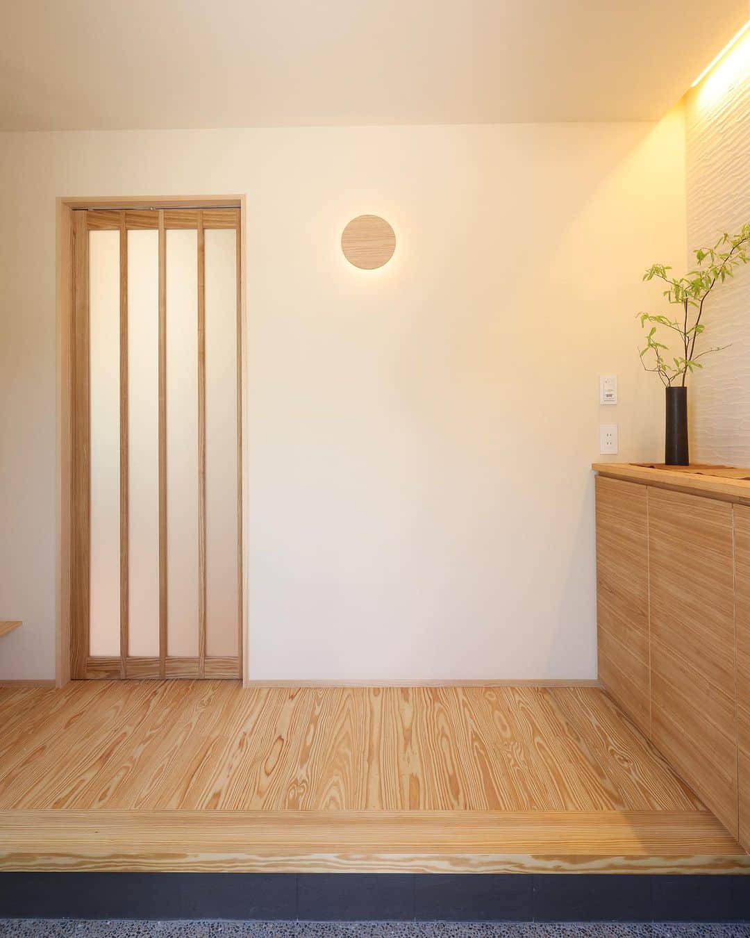 安成工務店さんのインスタグラム写真 - (安成工務店Instagram)「玄関に設けた小さな造作ベンチは飾り棚として使うことも。パターンが美しい塗壁や木の照明など、こだわり満載の空間です。  more photos…@yasunari_komuten  ...............  💡暮らしの中の“ちょっといいな”を集めました @yasunari_life  💡安成工務店がご提案する家具ショップ @ecoshop_com  ...............  #安成工務店 #yasunari #工務店 #注文住宅 #住宅 #木の家 #木造 #一戸建て #新築 #マイホーム #省エネ住宅 #エネルギー自給 #自然素材 #OMソーラー #家 #無垢材 #山口県 #福岡県 #季節を楽しむ #津江杉 #珪藻土 #輪掛乾燥材 #家造り #和モダン #カッコイイ家 #家づくり記録」8月15日 6時00分 - yasunari_komuten