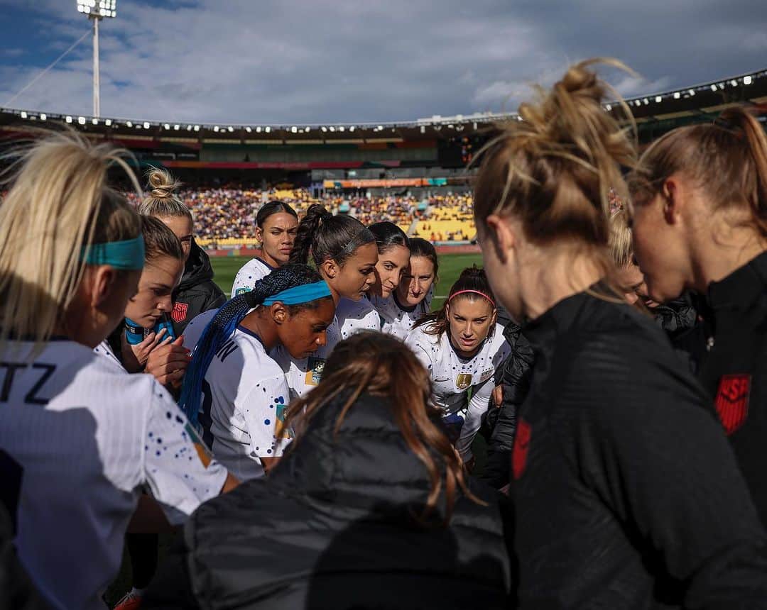 アレックス・モーガンのインスタグラム：「It hurts and it will for a while but this wound will eventually turn into a scar. Another reminder that we compete because we want to be the best, measure ourselves against the top in the world. This time, we came up short. We know that and I own that.   I’m so proud of the effort, the fight, and belief of this group. I stand by each and every one of these players and reaffirm that we poured everything into this World Cup. This game shows you the highest of highs and lowest of lows. It can be brutal but this wound will not only heal but will serve as a defining moment in the history of @uswnt - one we will grow and be stronger for.   There is no greater honor than representing my country. I value and embrace the responsibility that comes along with wearing this crest. I have never taken this opportunity for granted and never will.  To echo a sentiment from one of the greatest players of all time @martavsilva10 - “cry in the beginning so you can smile in the end”  To carry scars is not a sign of weakness but a reminder that you fell and found a way to get back up. There is a lot of work to do and I don’t expect it to be easy but nothing worth fighting for ever is.」