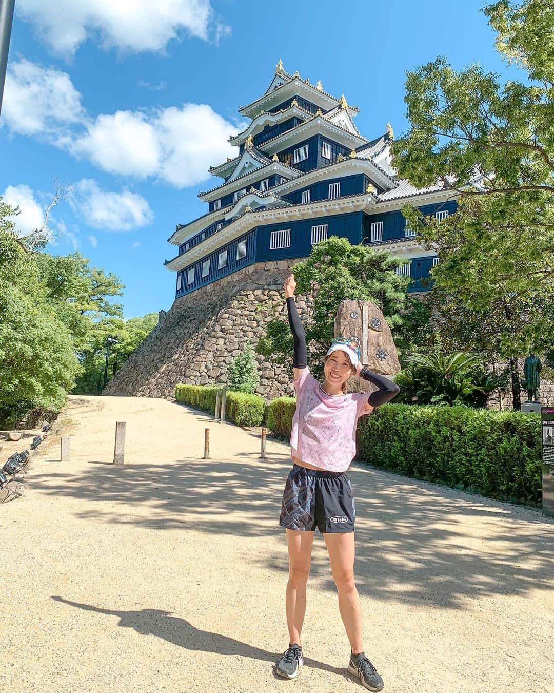 中橋舞さんのインスタグラム写真 - (中橋舞Instagram)「. 早めのお盆休みに入って夏休みenjoy💓  正直歴史は苦手で全然わからないし お城🏯のことに関しても どんな背景があってーや 歴史上の人物もどの人がどんなことをしたのかハテナレベルで😂(学がない人です)  昔の人はこんなお城を機械もない中 築いていたのはすごいなぁと思うばかり  ちなみに岡山城はここから撮ると 青空にお城が映えて綺麗だなぁと思う☺️  #ランニング #run #岡山の夏 #ランニングスポット #岡山城 #okayamacastle #岡山ランニング  #ランニング女子 #ママランナー #japanphoto #japanphoto_now  #okayama #japaneserunner  #走って辿り着いた景色 #滝汗ラン #running #runningwear #runner  #写真で伝えたい私の世界」8月10日 18時16分 - mai_nakahashi