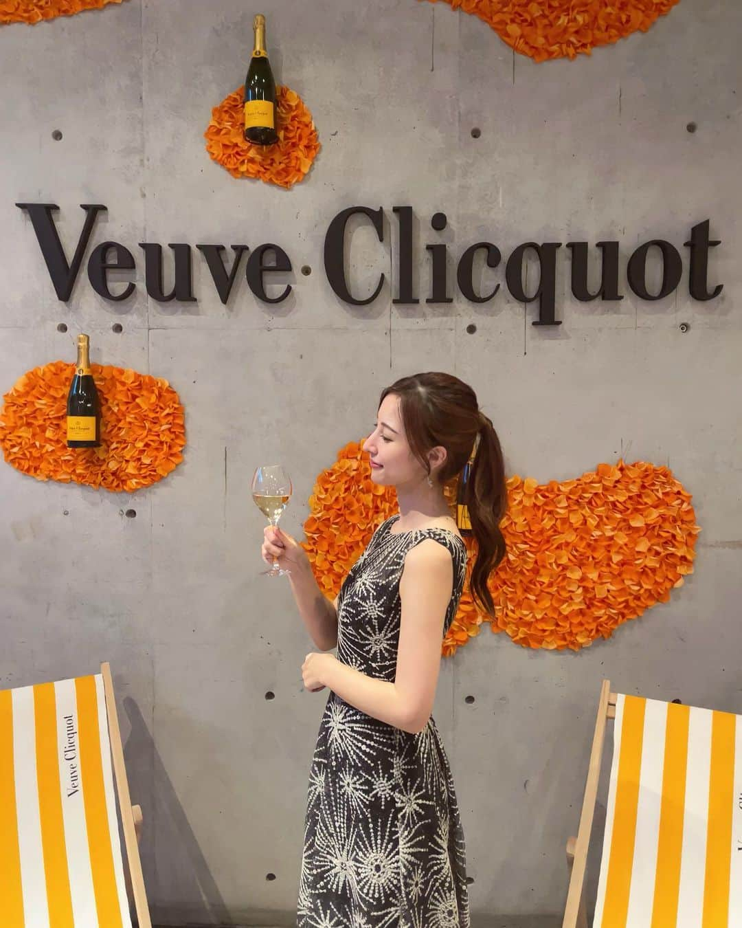 Chihiroのインスタグラム：「Veuve Clicquot × Nicolai Bergman🍾🌼  本日8/10〜27(日)までの18日間、 青山にあるニコライバーグマン　フラグシップストアにて、「レテジャンヌ　with ヴーヴクリコ×ニコライバーグマン」が開催されます♡  レセプションパーティーにはCiccy @ciccy_shibaura の裕美さん　@hiromi_miyong13 と参加♡  ニコライバーグマン　ノムのシェフが手がけたハンバーガーやチーズケーキも絶品でした🥹🍔  何十年も前にアメリカのニューヨークタイムズに掲載されたヴーヴクリコの広告から着想を得たとか？♡  シャンパン×ハンバーガー、ハマりそうです🥹♡  店内はヴーヴクリコらしい、イエベ秋のような深みのある、オレンジのような黄色カラーで彩られ、五感でも夏を感じられました♡  とってもおすすめなので是非行かれてみてください♡  #ニコライバーグマン #ヴーヴクリコ #nicolaibergmann  #veuveclicquot  #シャンパン #ハンバーガー #イメージコンサルタント #パーソナルカラー  〜〜〜〜〜〜〜〜〜〜〜〜〜〜〜〜〜〜〜 【イメージコンサルティングサロン　Ciccy】  パーソナルカラー診断が気になる方はこちら ▶︎ @ciccy_shibaura   ♦︎時間 9:30〜17:30 (時間調整可能)  ♦︎場所 東京都港区芝浦  ♦︎定休日 なし  ♦︎メニュー ✈︎Economy class✈︎ パーソナルカラー診断＋骨格診断 Ciccy診断士枠: ¥22,500- 代表栂野枠：¥32,000- ※ペア診断可能  ✈︎Business class✈︎ パーソナルカラー診断＋骨格診断＋メイクレッスン 代表栂野枠：¥48,500- ※ペア診断可能  ✈︎First class✈︎ 3〜4日かけて行うトータルプロデュース。メニューはカスタマイズ可能。 代表栂野枠：99,500-  詳細はInstagramプロフィール下のURLよりご確認ください。 〜〜〜〜〜〜〜〜〜〜〜〜〜〜〜 【イメージコンサルタント養成講座】  GIA芝浦校の養成講座は9月まで満席です。 現在2023年10月スタートより募集を開始いたしました♡ 詳しくはHPをご覧ください♡  〜〜〜〜〜〜〜〜〜〜〜〜〜〜〜」